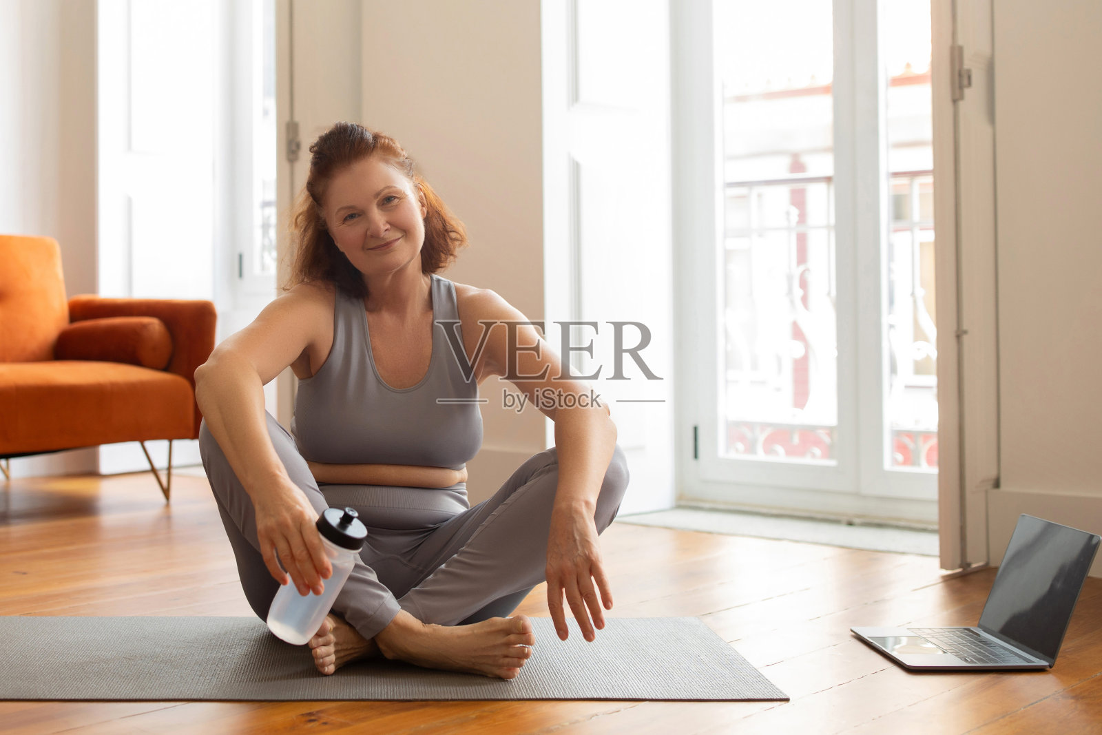 一位老妇人在健身后在家喝水休息照片摄影图片