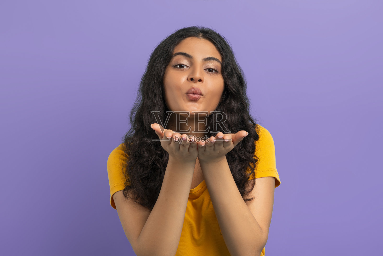 可爱漂亮的年轻印度女人发来飞吻照片摄影图片