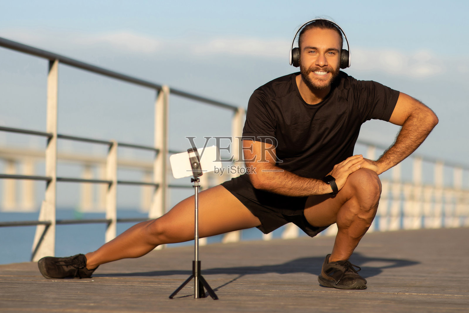 运动博主在海边拍摄他的户外训练照片摄影图片