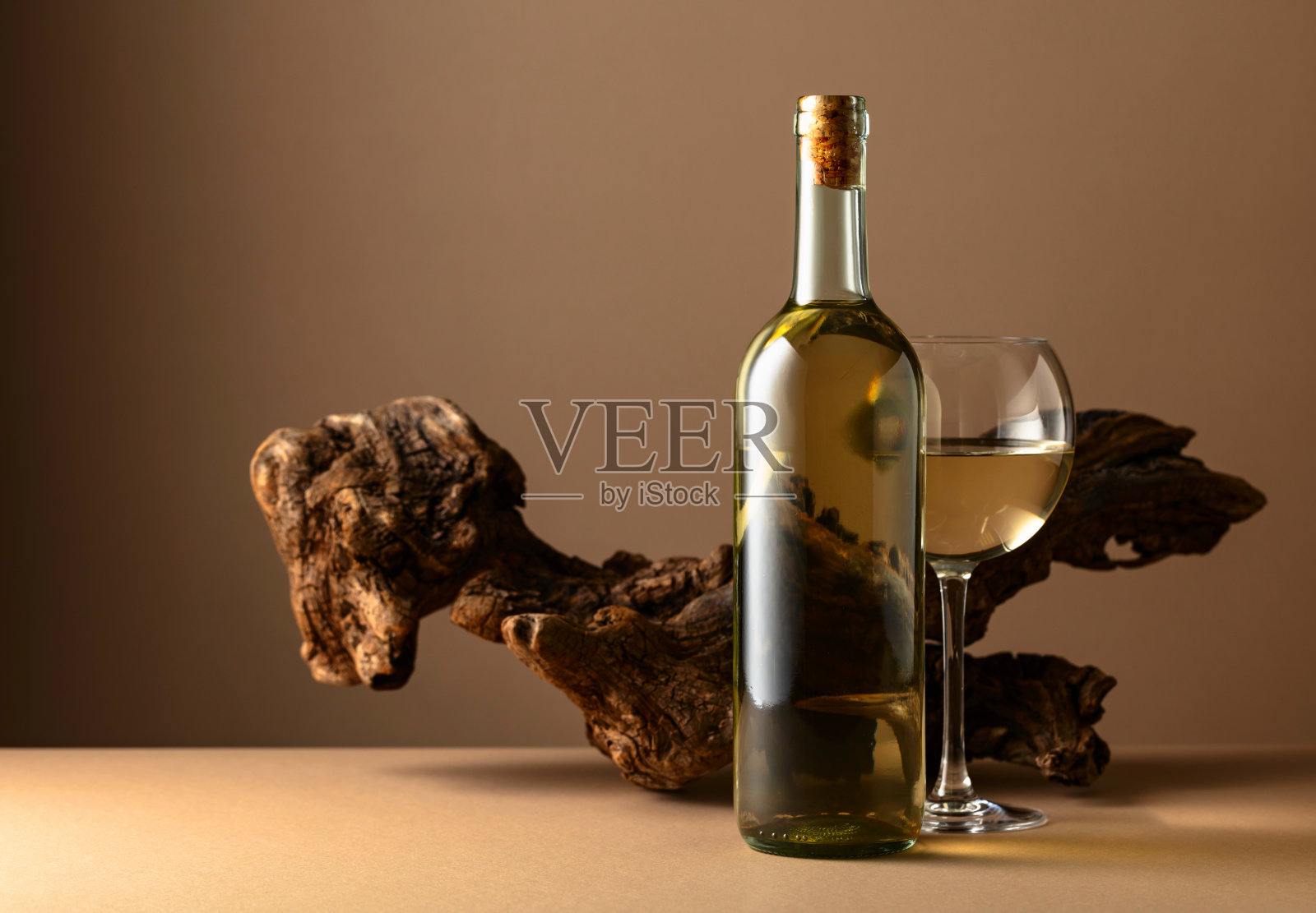 米色背景上的白葡萄酒和陈年酒。照片摄影图片