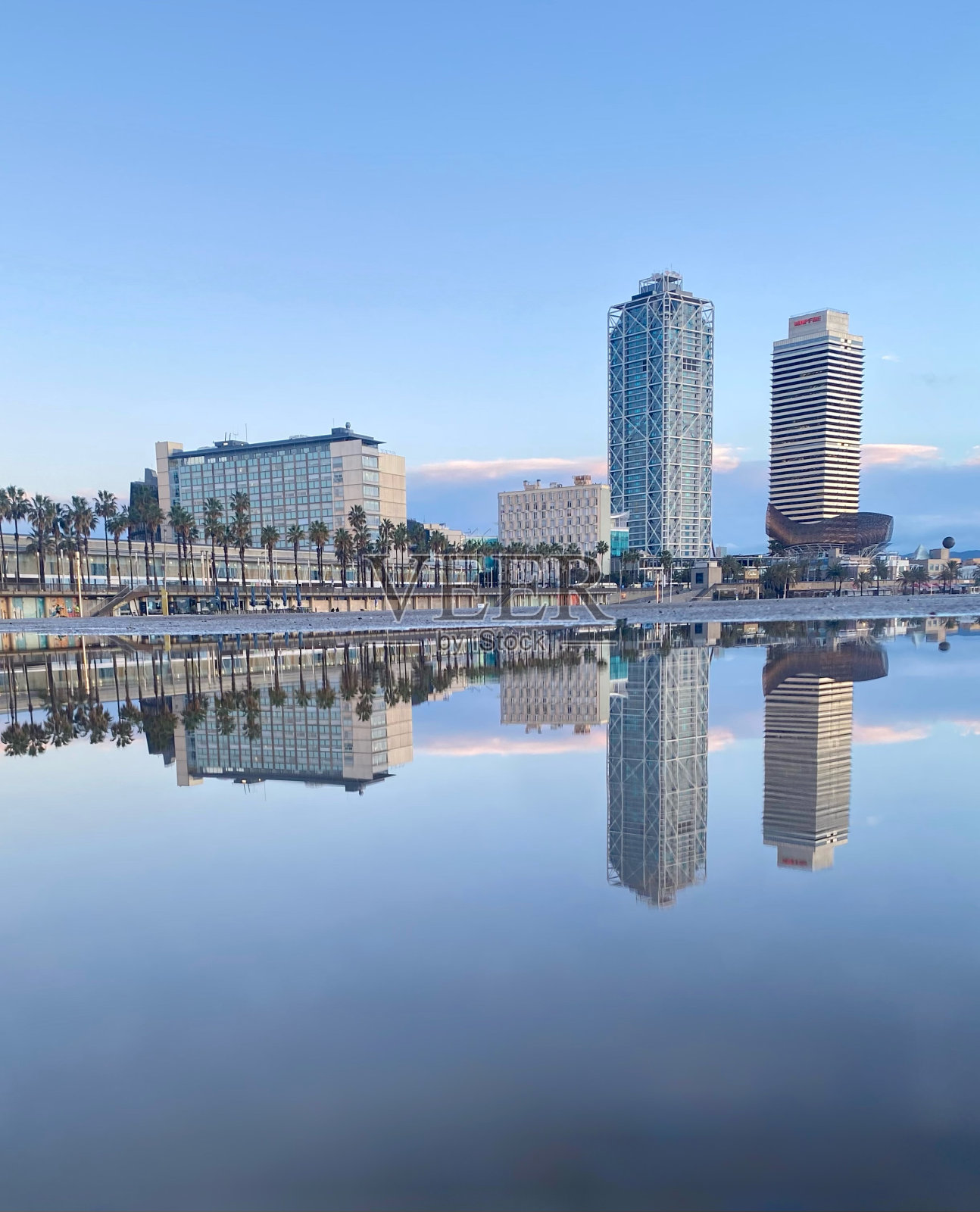 海滩上高塔的倒影照片摄影图片