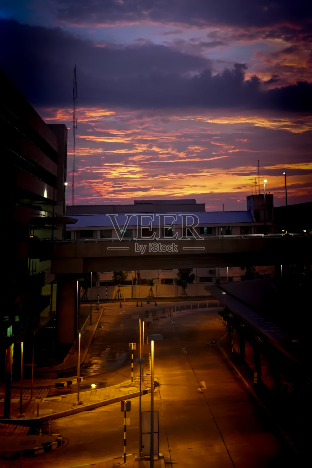 日落时分的道路俯瞰着城市照片摄影图片