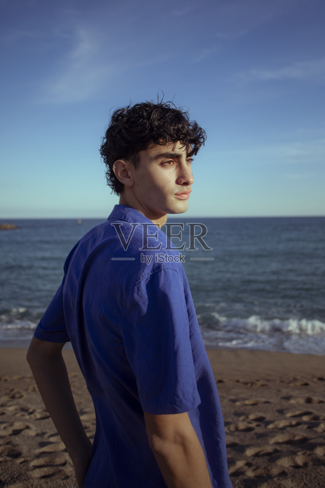 海滩上年轻人的肖像照片摄影图片