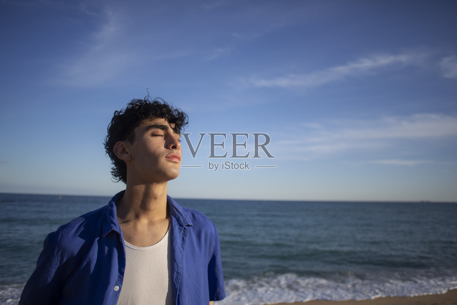 海滩上年轻人的肖像照片摄影图片