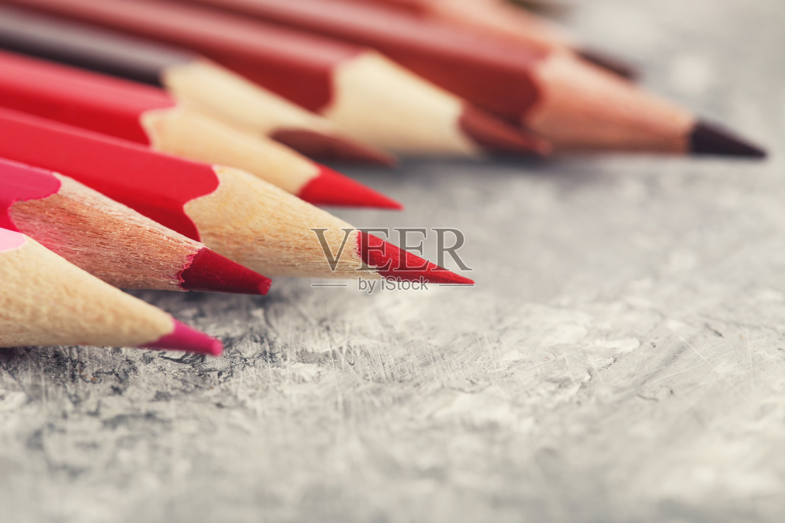灰色木桌上的彩色铅笔照片摄影图片