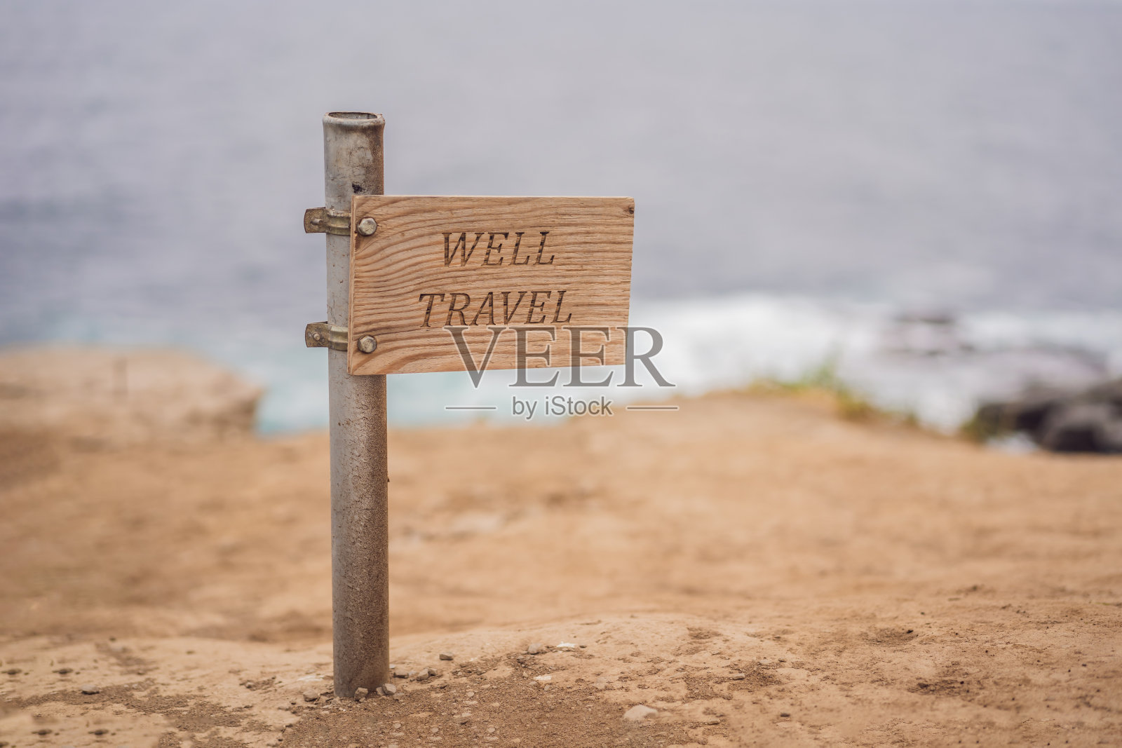 好吧，旅游木制标志，背景是海滩照片摄影图片