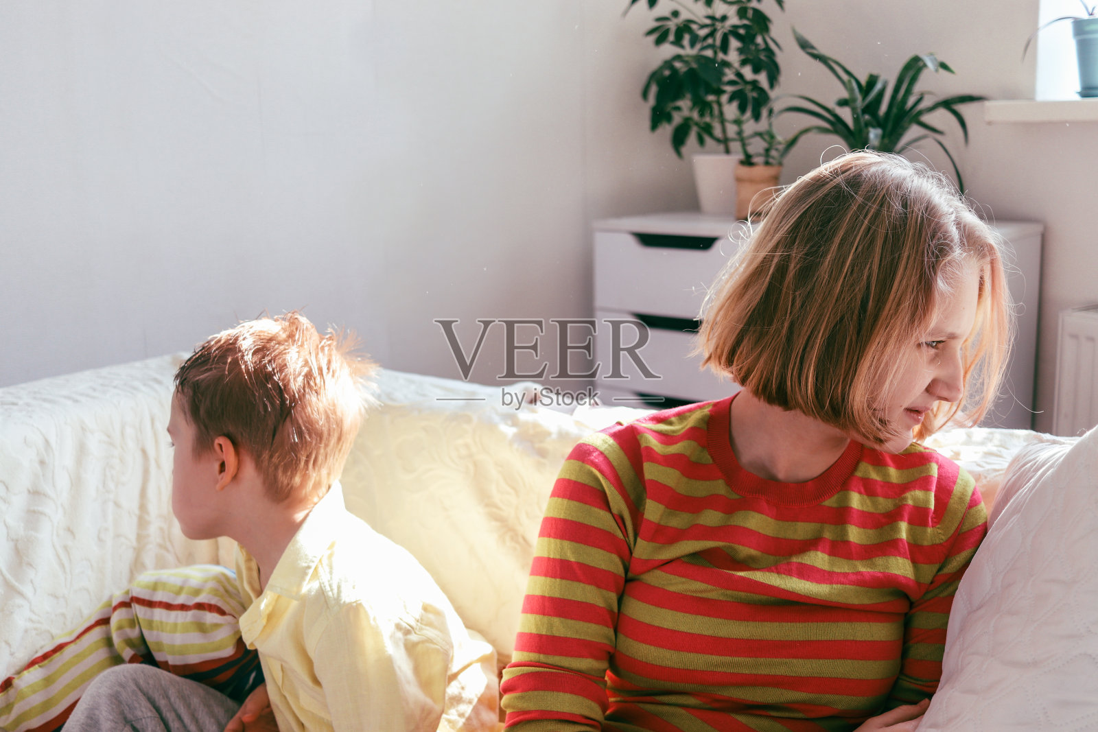 哥哥和姐姐在一个明亮的房间里照片摄影图片