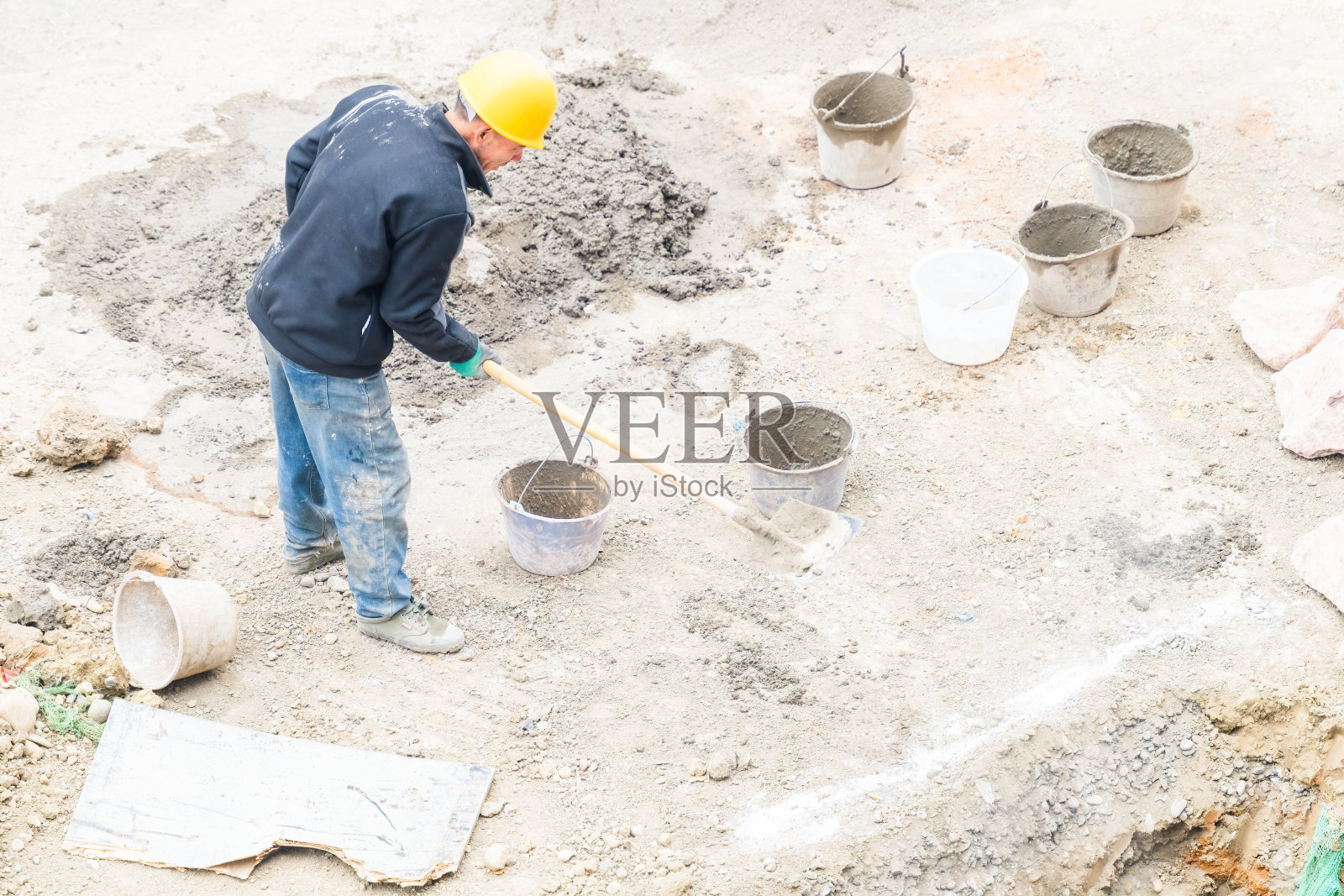 在建筑工地工作的工人照片摄影图片