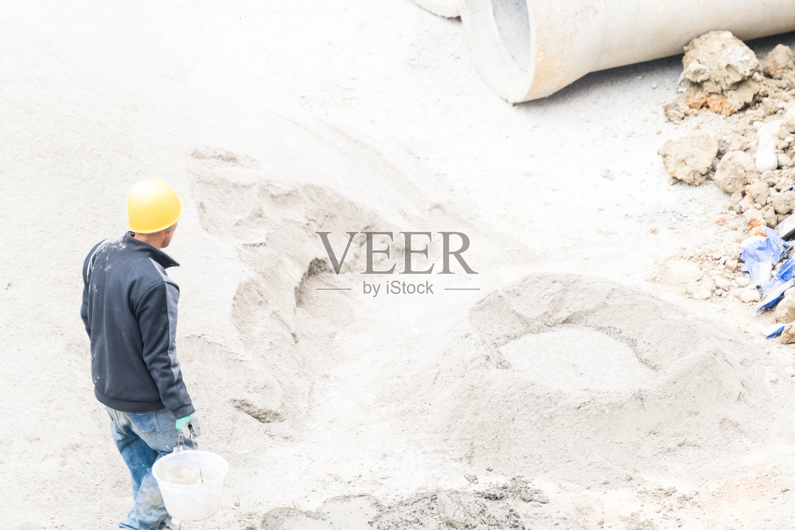 工人在建筑工地用水桶取水照片摄影图片