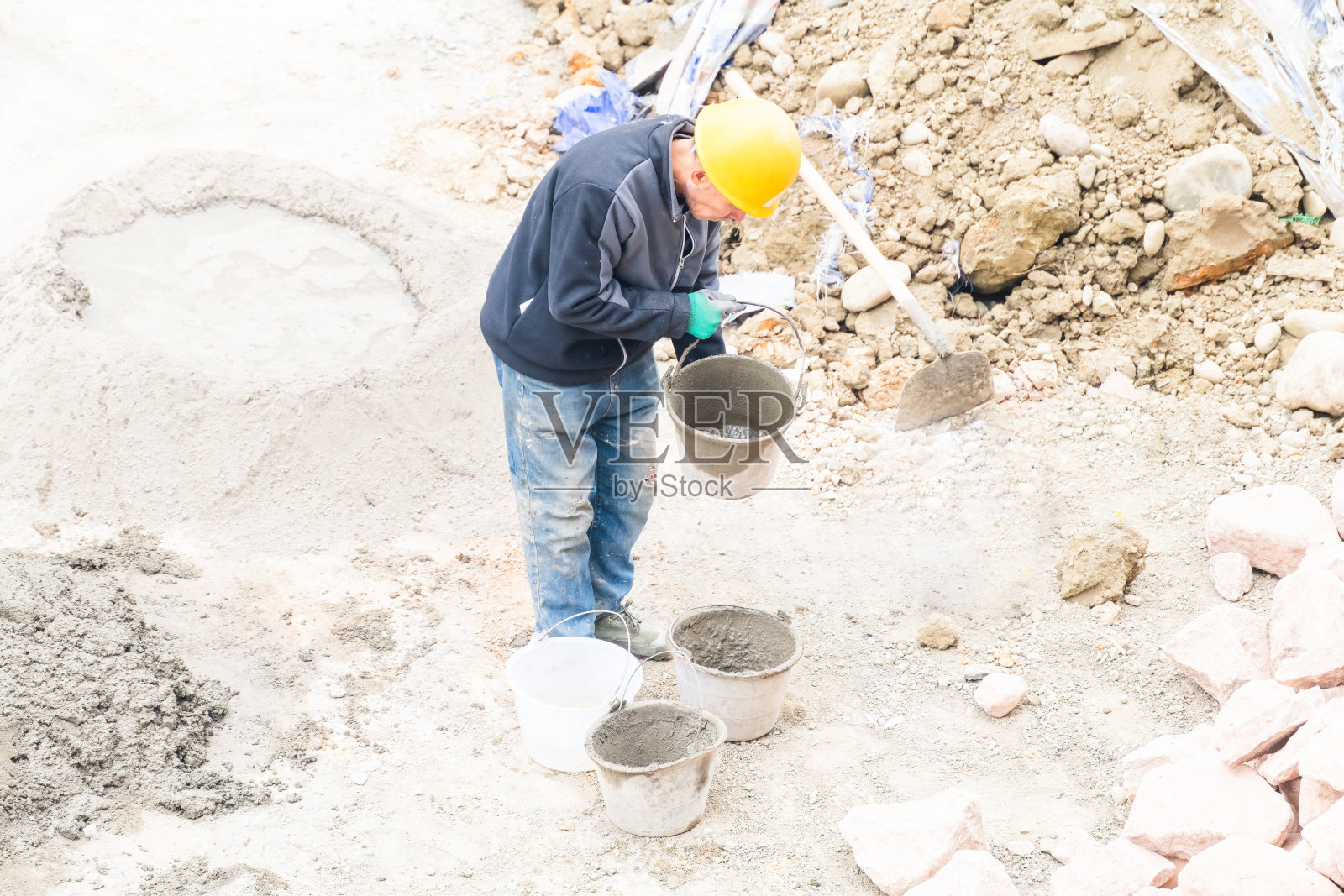 在建筑工地工作的工人照片摄影图片