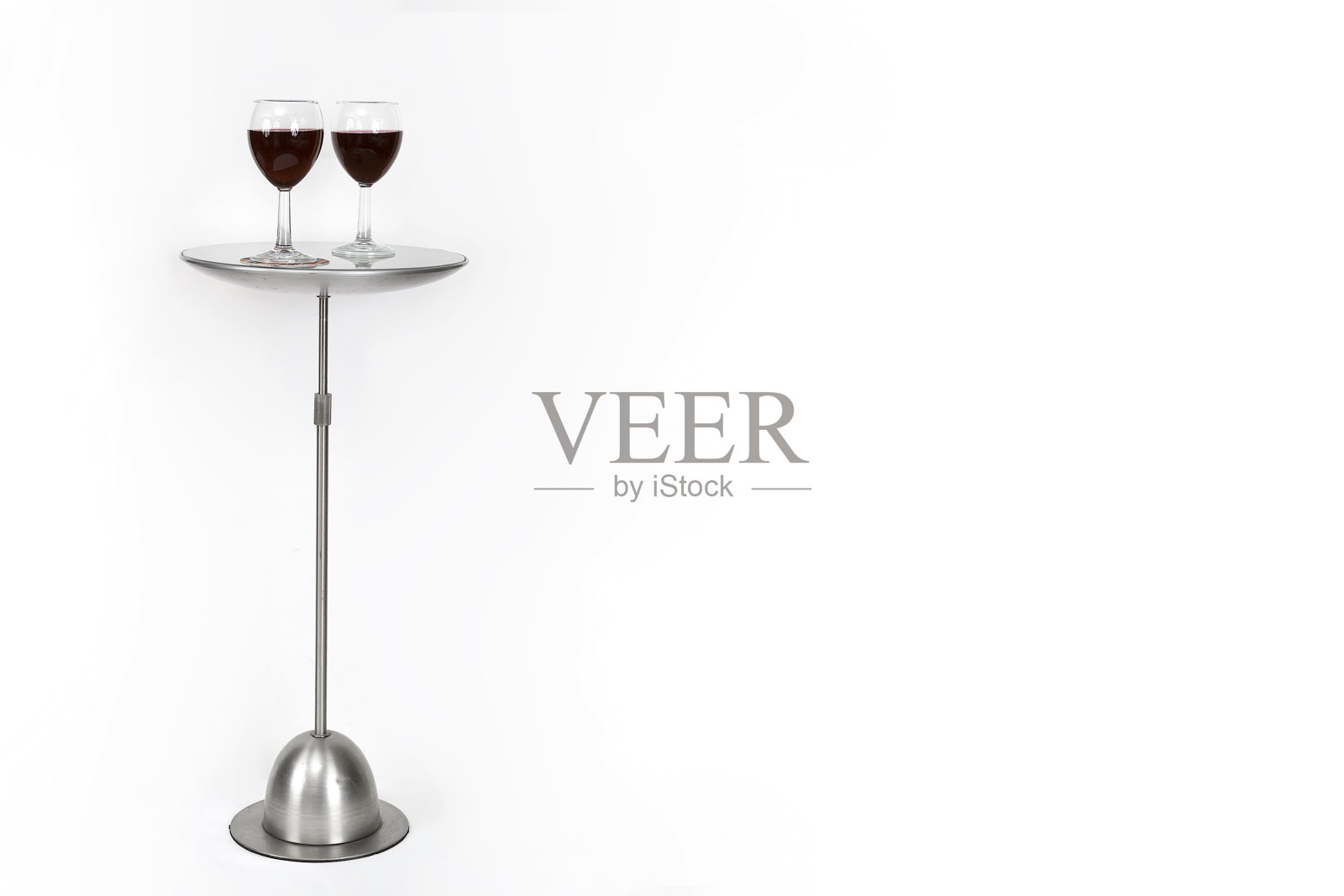金属酒吧桌子与玻璃杯红酒隔离在白色背景与空间为您的文字或设计照片摄影图片
