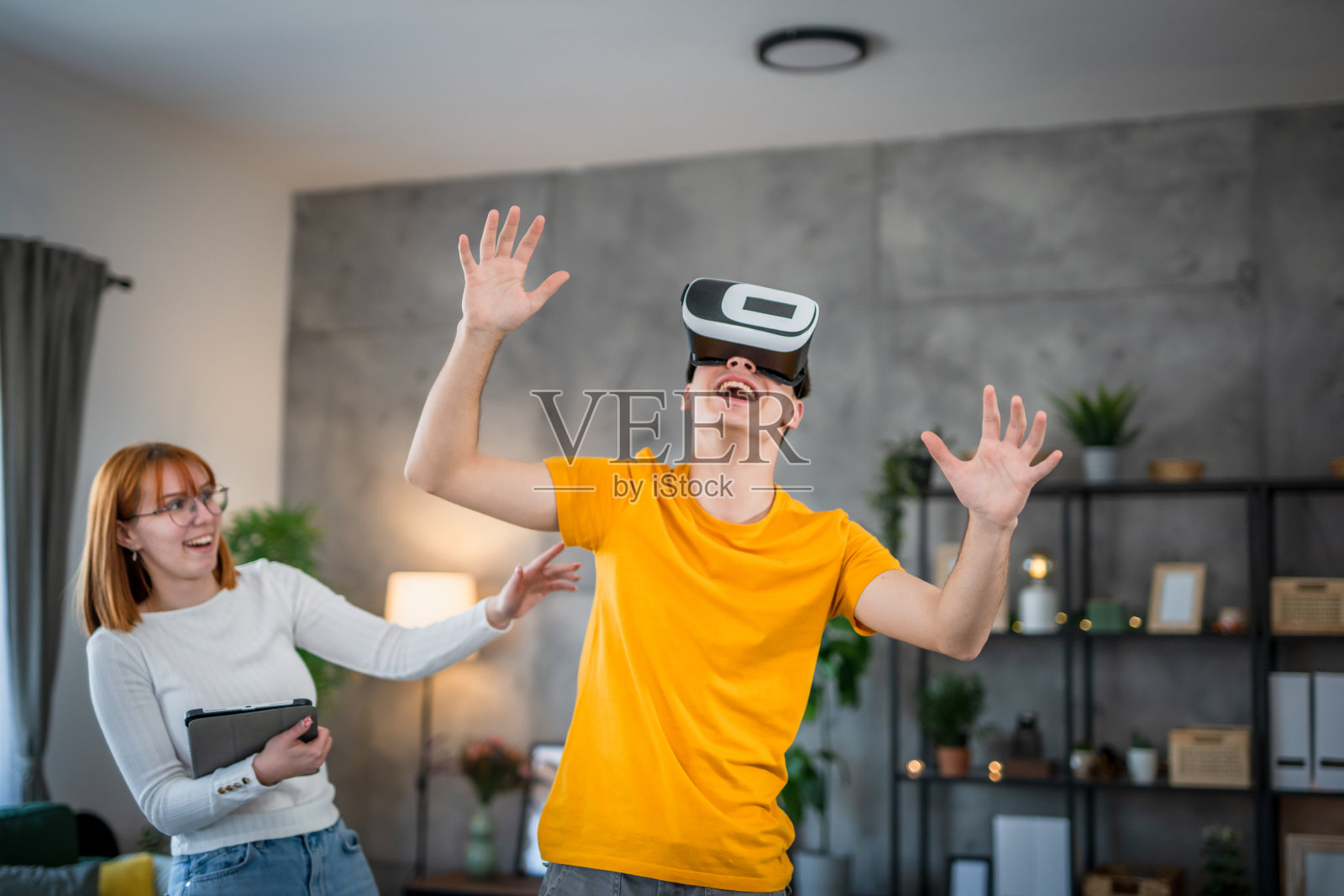 两个年轻的学生在家里玩虚拟现实耳机照片摄影图片