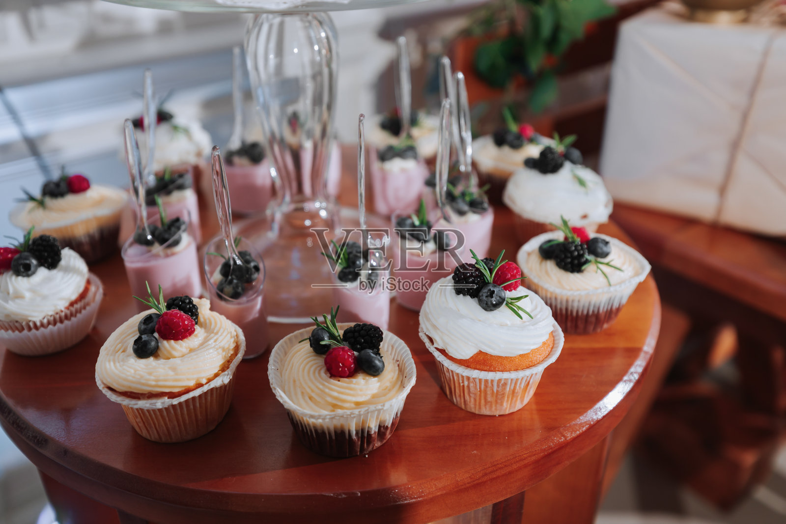 节日甜品桌上摆满了糖果。婚礼糖果，各种蛋糕，巧克力摊位。照片摄影图片