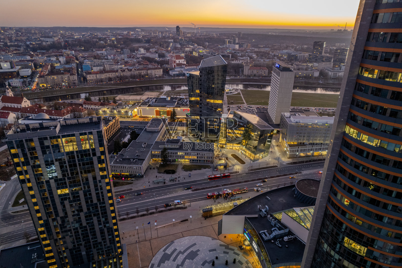 立陶宛Šnipiškės区，维尔纽斯市中心，鸟瞰春天的日落黄昏照片摄影图片