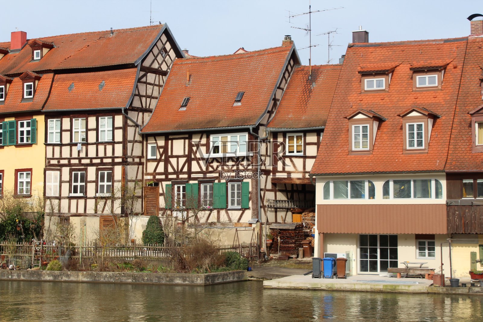 班贝格的小威尼斯(德国巴伐利亚州):以前是渔民的房子，中世纪在雷格尼茨的半木结构房屋。一个旅游亮点。从Leinritt看。照片摄影图片