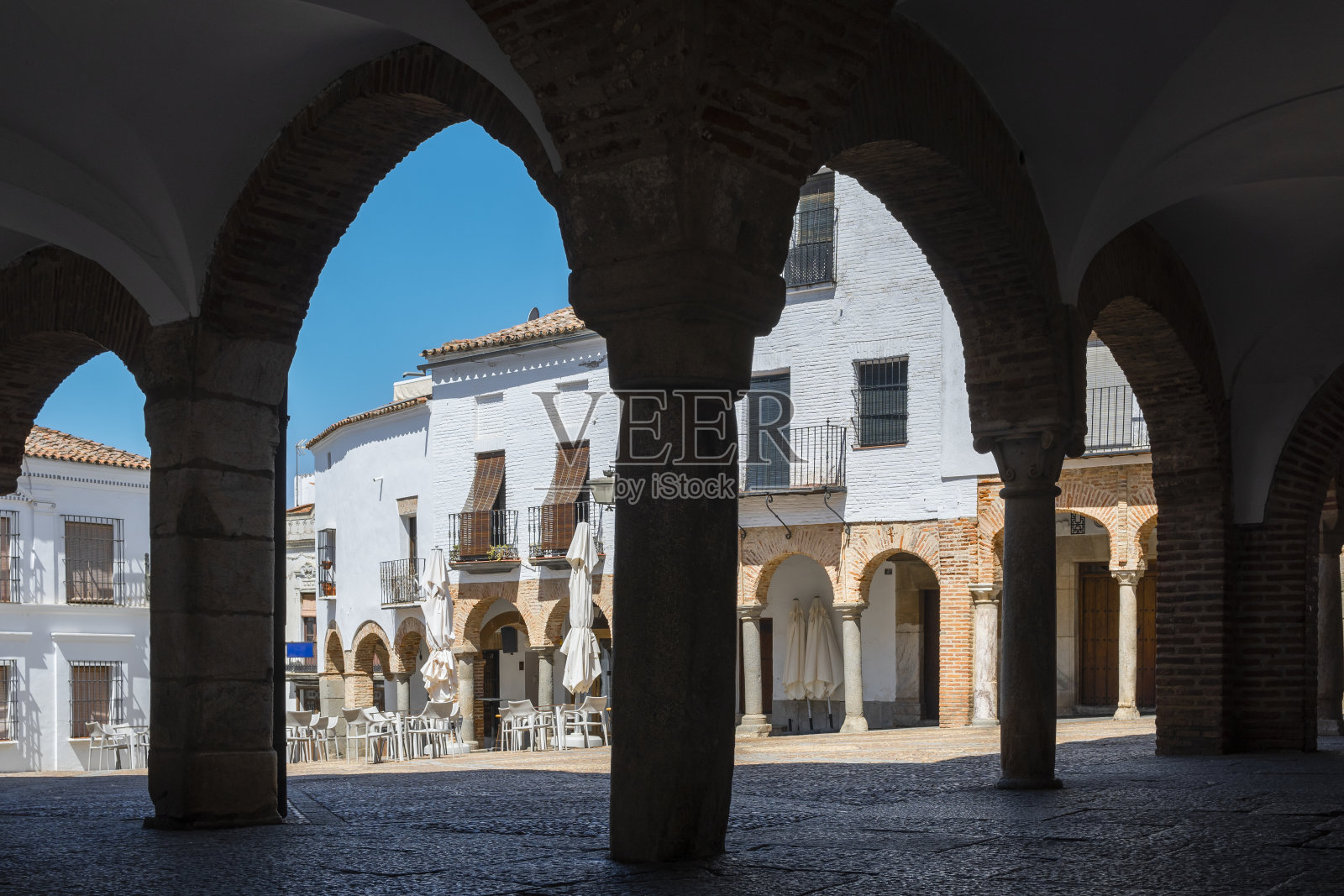 西班牙Zafra镇广场上的拱廊和拱廊柱照片摄影图片