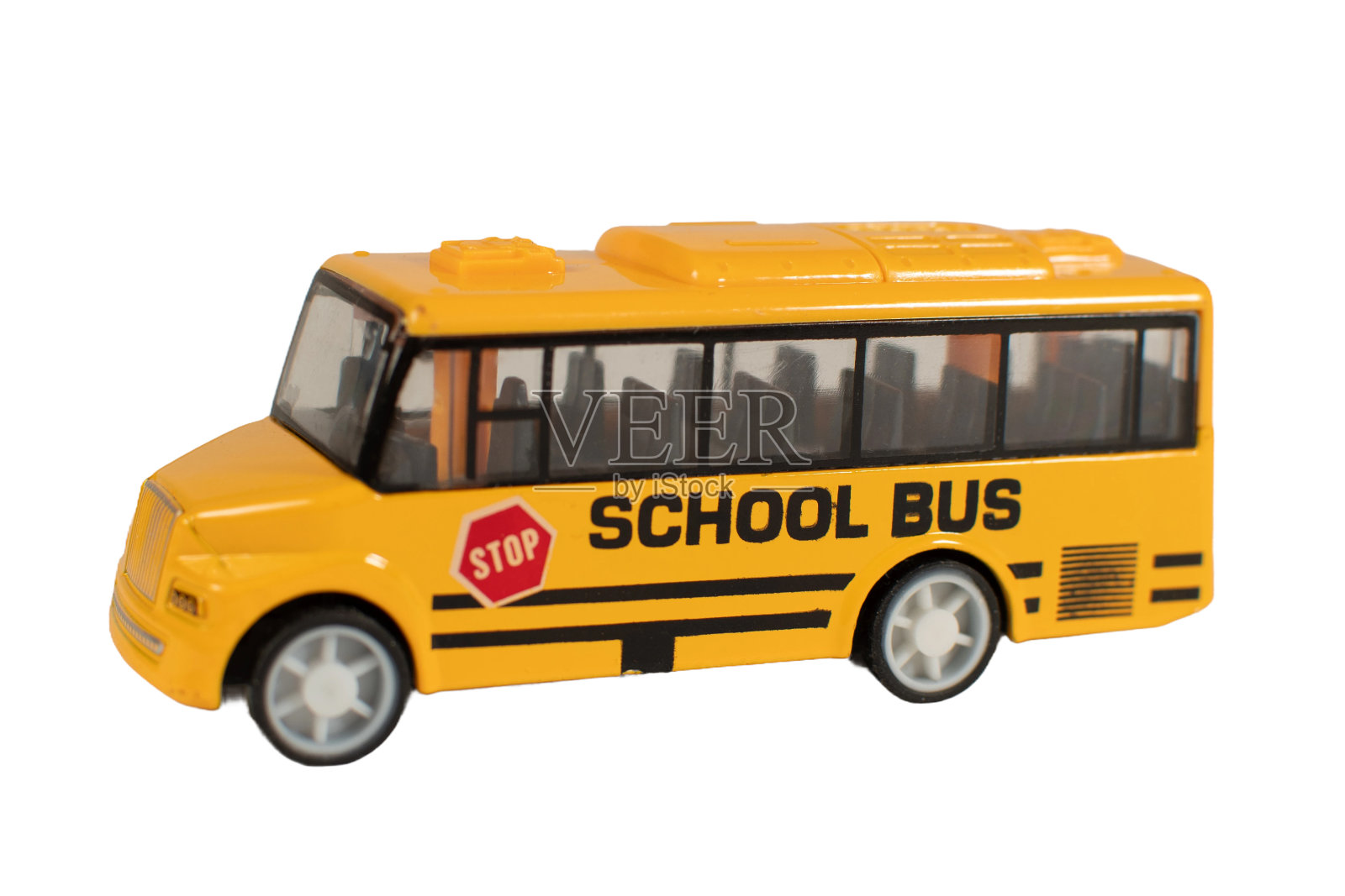 一辆带有红色停车标志的黄色校车照片摄影图片