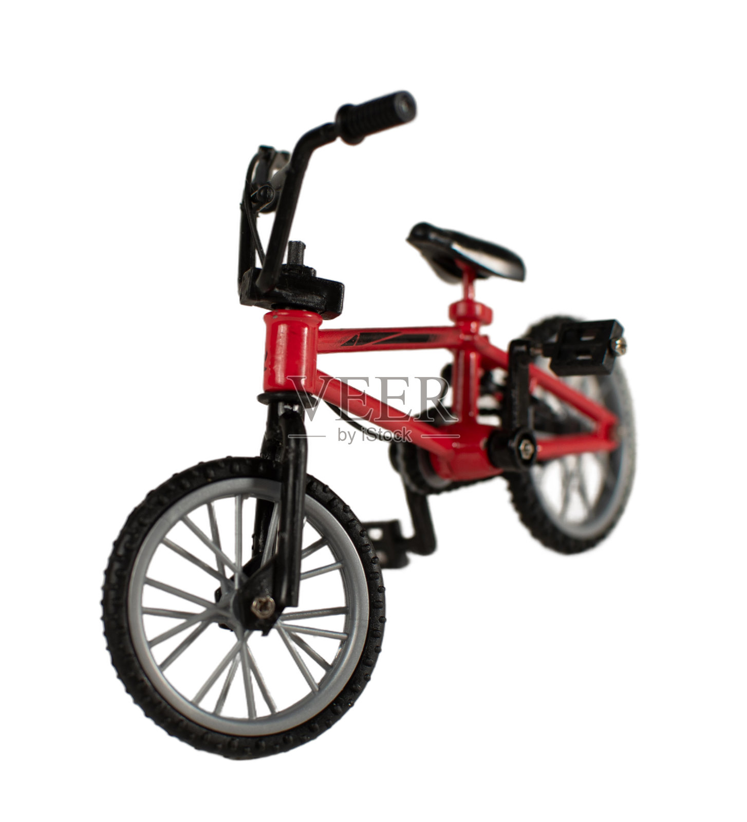 红色车身黑色车把和车座的自行车照片摄影图片