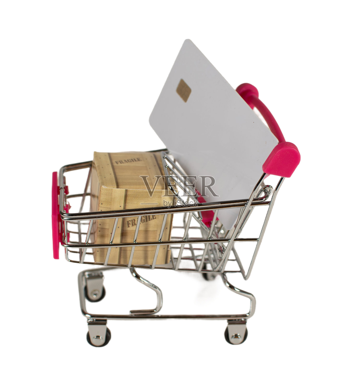 购物车上的白色卡片和棕色盒子照片摄影图片