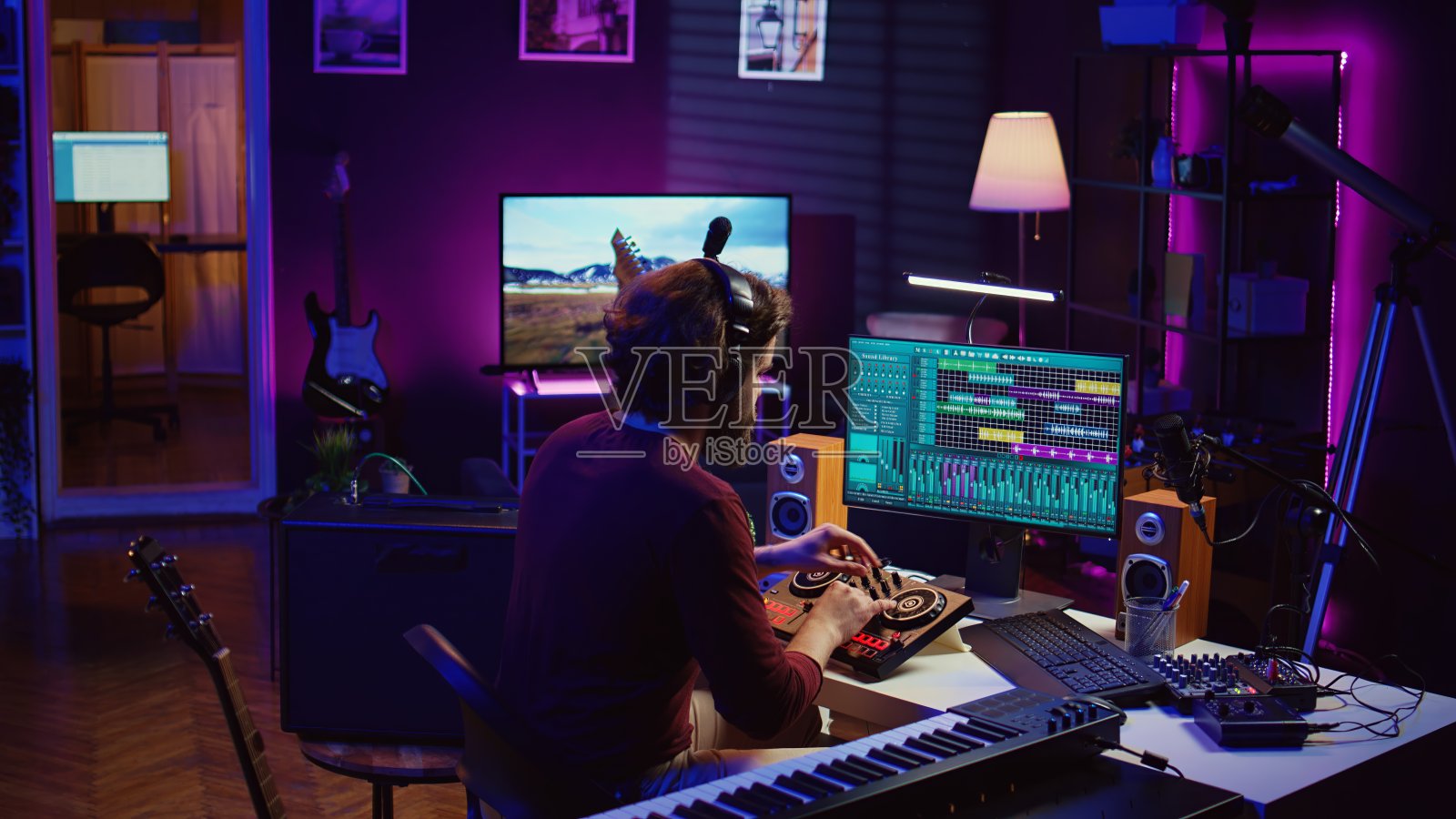 音乐制作人在家庭工作室里把单个音轨混合成立体声照片摄影图片