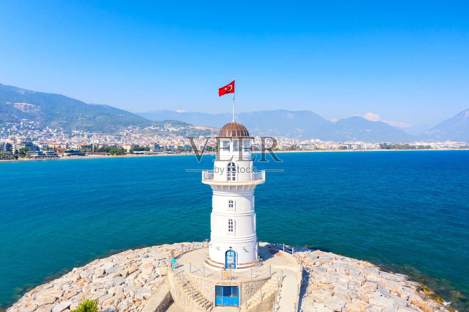 阿拉尼亚灯塔无人机航拍港口和城市。Alanya、土耳其照片摄影图片