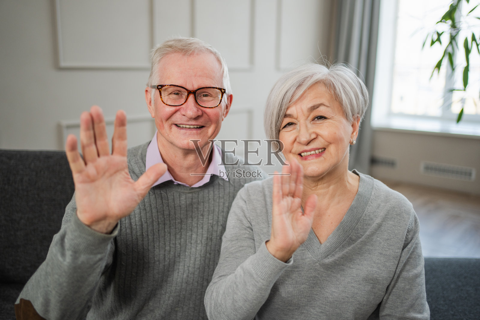 快乐的资深女性与朋友和家人进行视频通话。成熟的老祖母，爷爷和成年的孩子在网上聊天。老一辈人使用现代科技。Webcamera视图。照片摄影图片