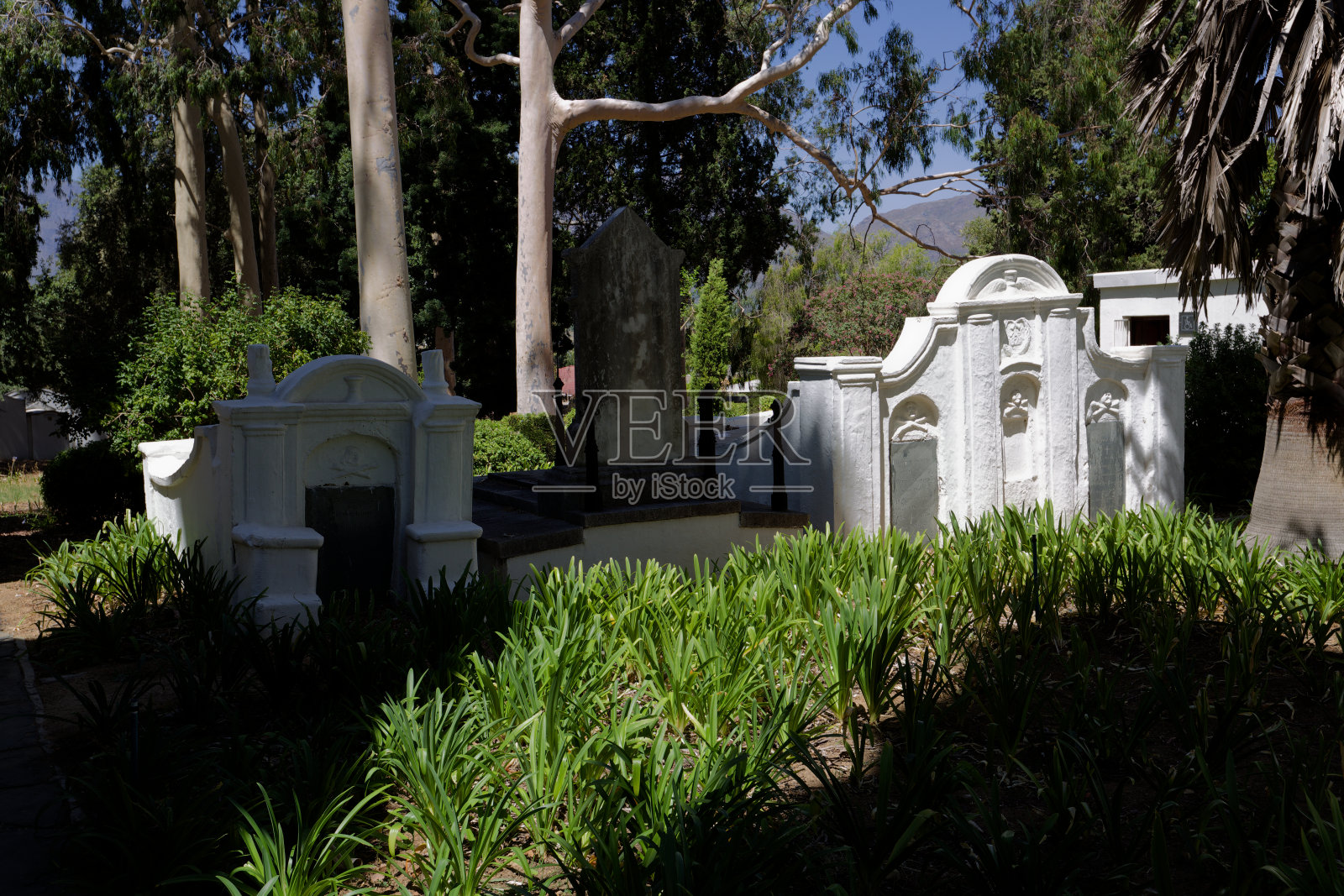 1805年在南非西开普省帕尔建造的Strooidak教堂周围的墓碑。照片摄影图片