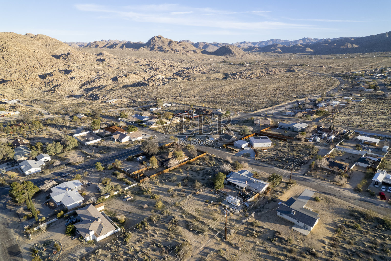 沙漠小镇和蓝天的鸟瞰图照片摄影图片