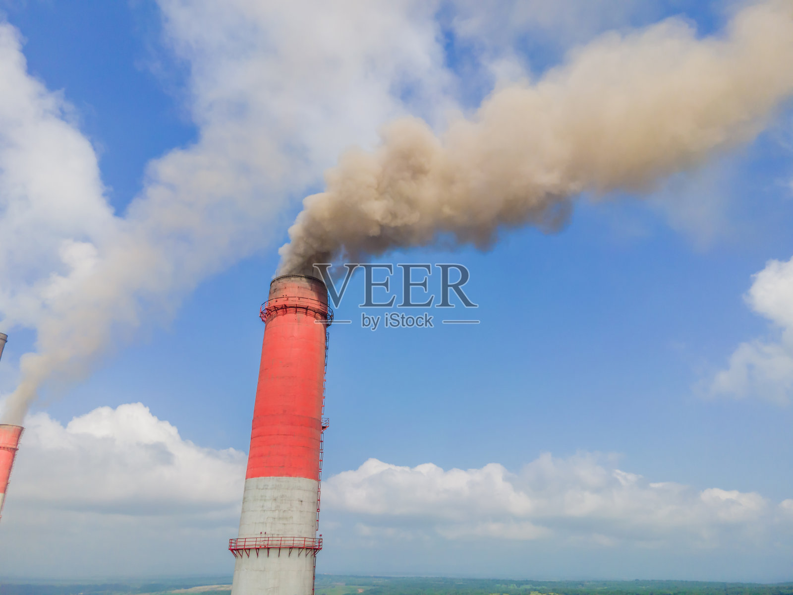 在蓝天的映衬下种植烟管照片摄影图片