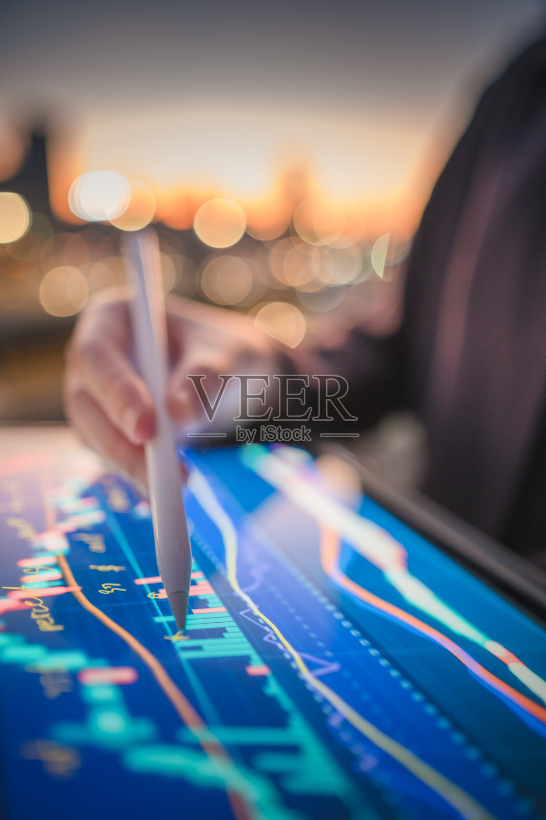 年轻的理财规划师使用数字平台通过手机应用投资Etf和债券照片摄影图片