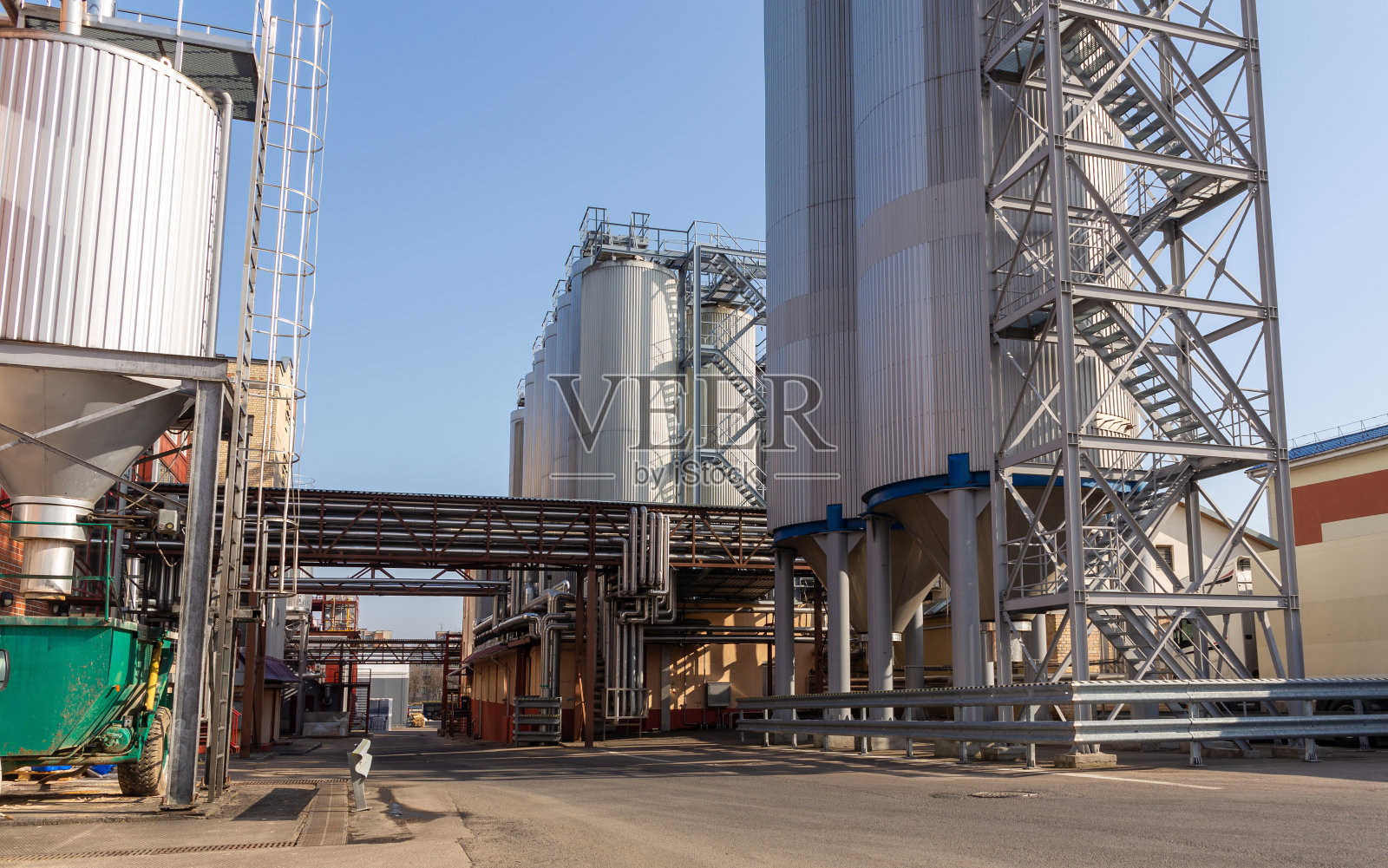 通常用于储存大麦或发酵啤酒的啤酒筒仓或罐。照片摄影图片