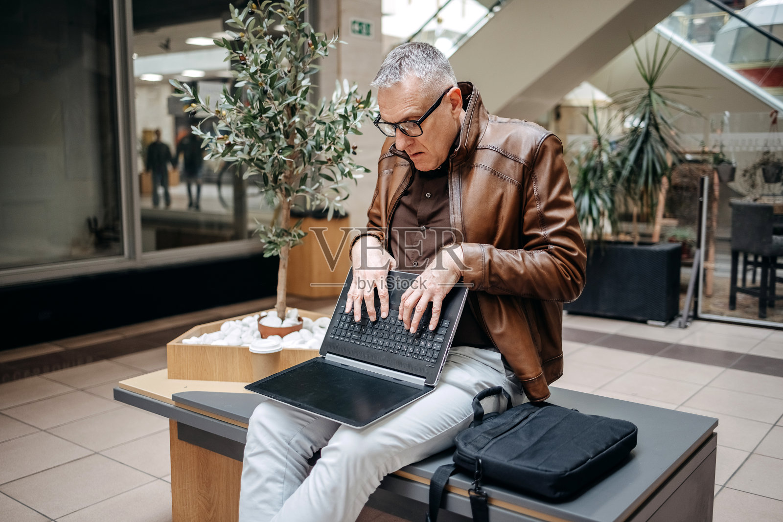 一个人一边上班，一边试图在同一时间写重要的电子邮件照片摄影图片