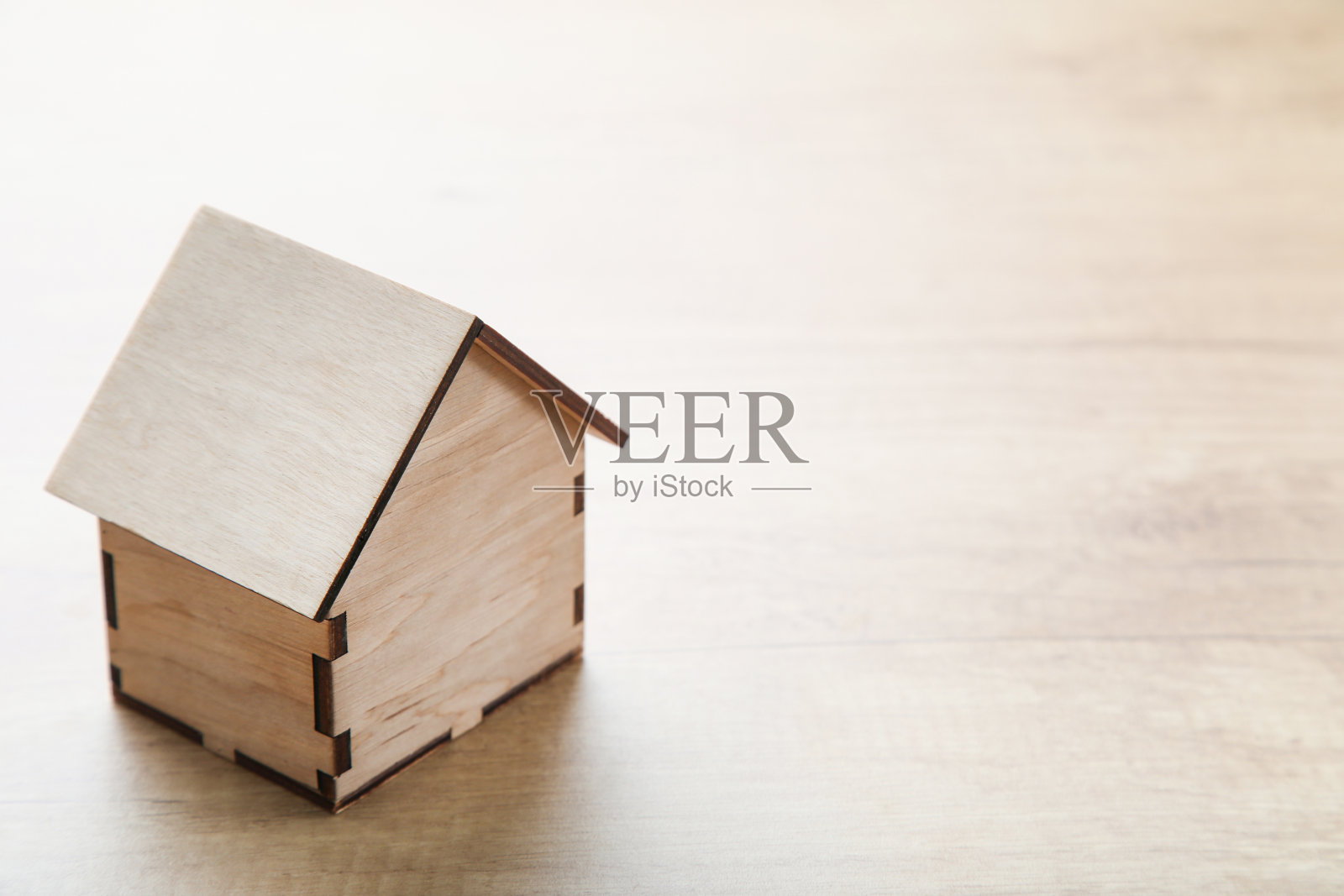 木制背景上的房屋模型照片摄影图片