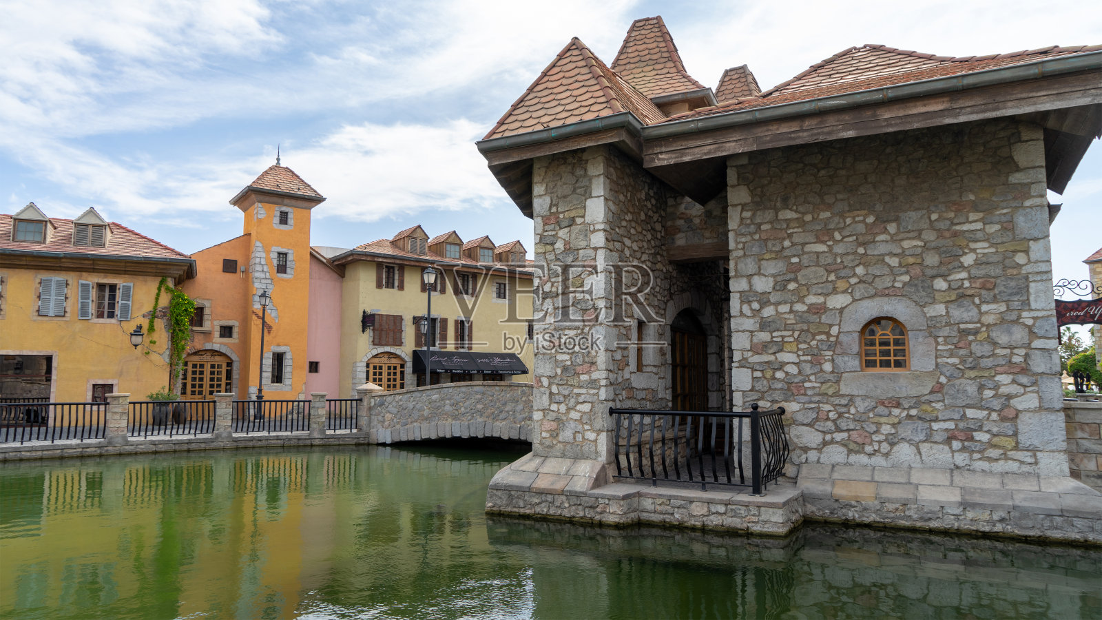 迪拜河畔乐园中世纪欧洲风格建筑照片摄影图片