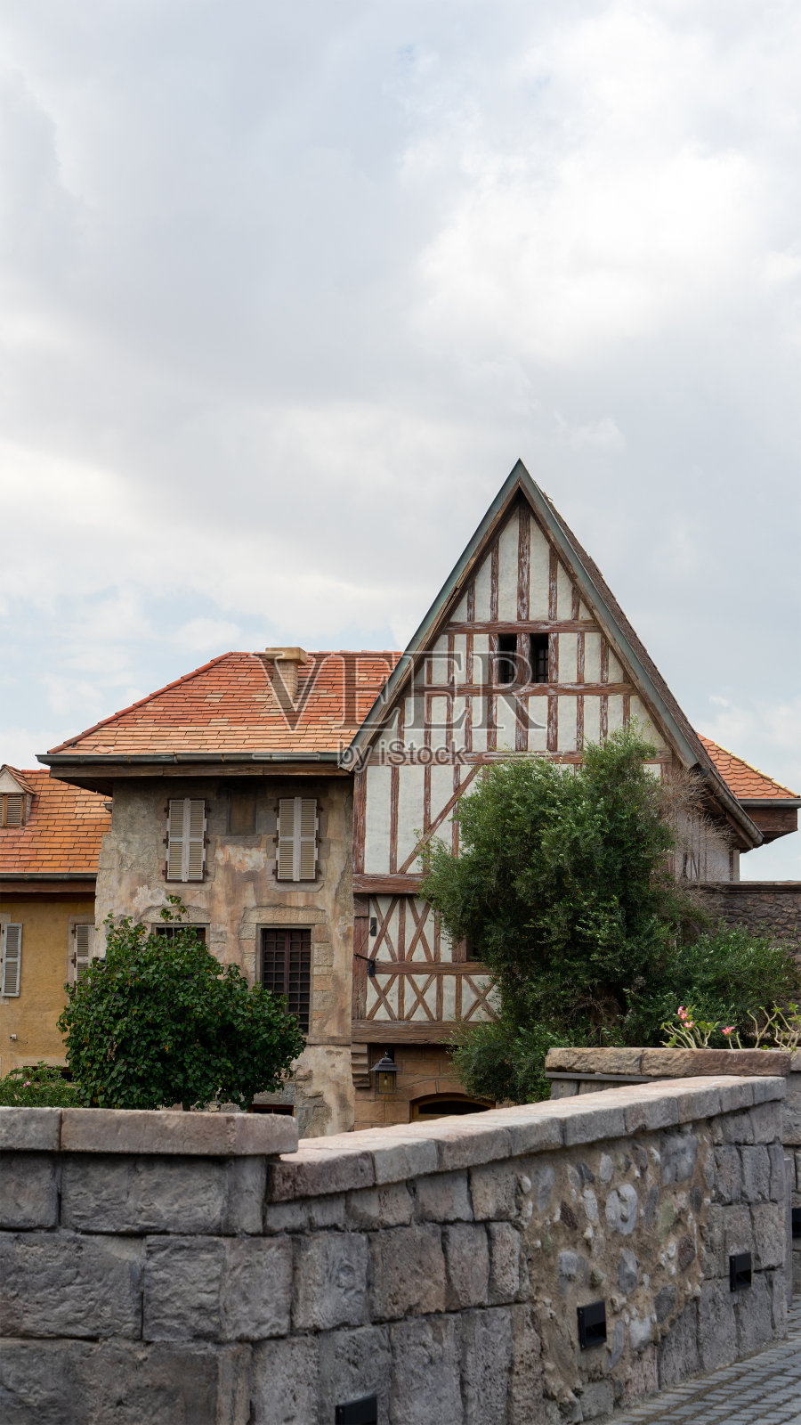 阿拉伯联合酋长国设有商店和餐厅的步行区：迪拜Riverland的中世纪欧洲风格建筑（竖版照片）照片摄影图片