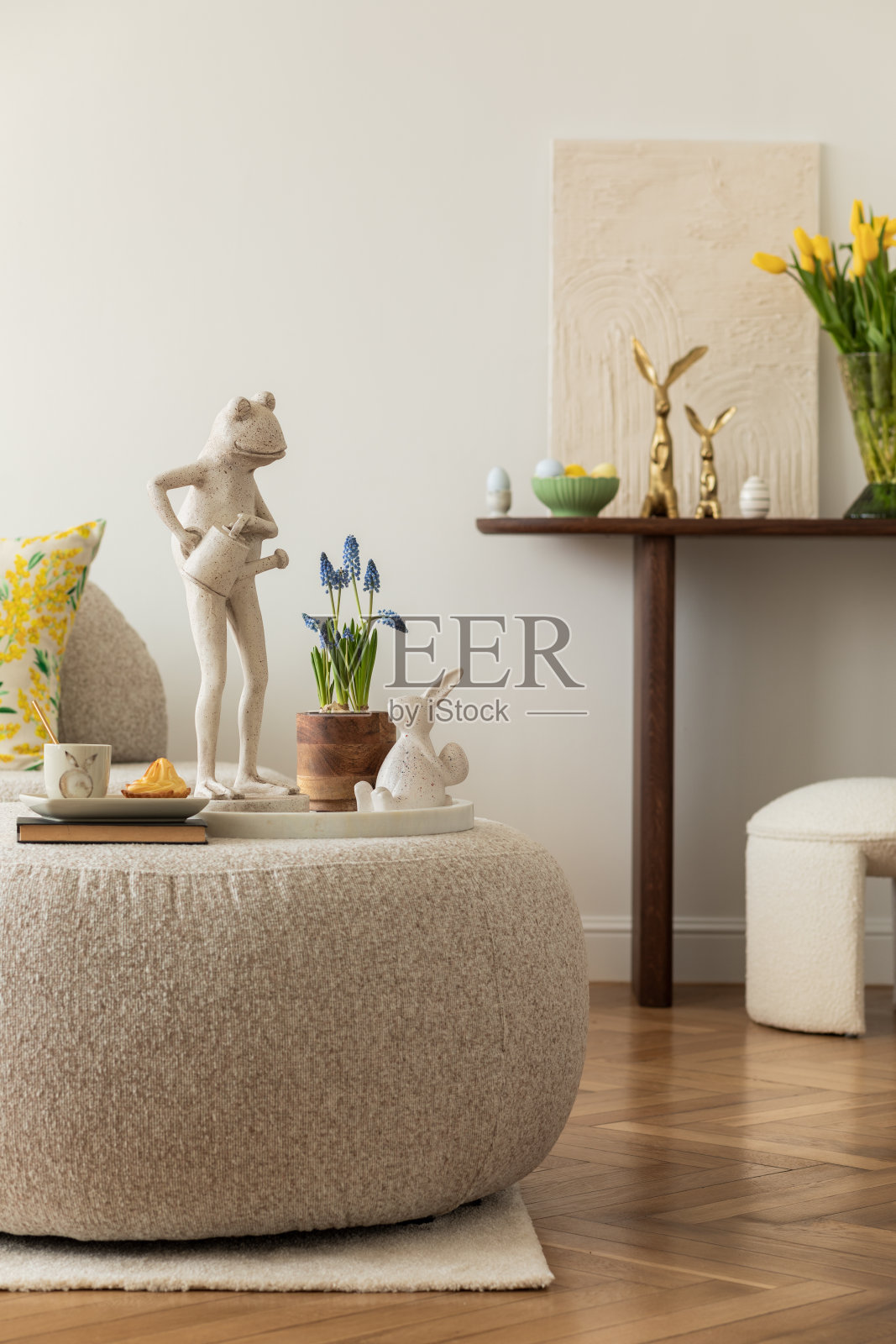 春天和复活节组成的客厅室内用模拟海报框架，花束，鲜花，郁金香，复活节装饰和优雅的配件。模板。照片摄影图片