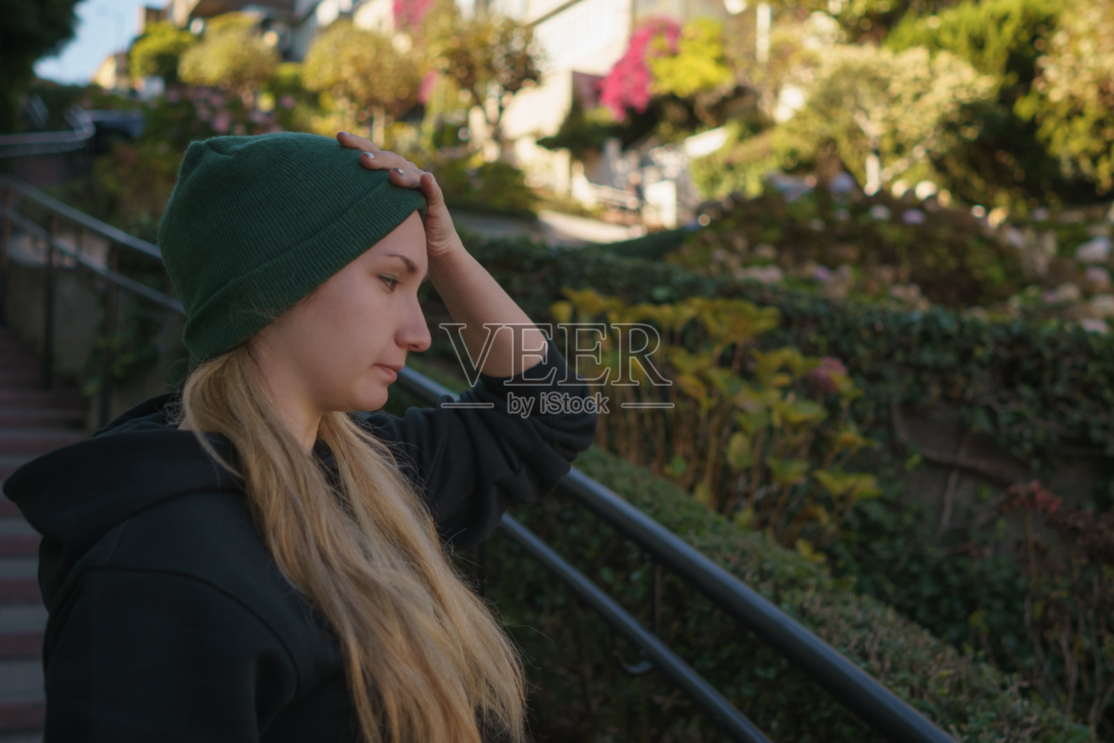 秋日伦巴第街上的少女肖像照片摄影图片