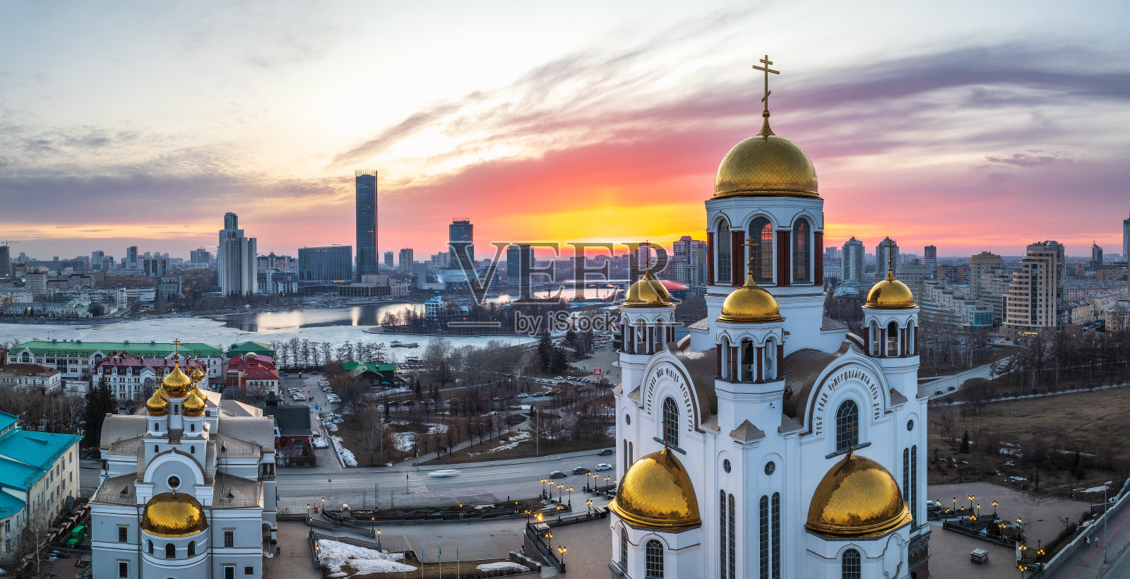 春天的叶卡捷琳堡，日落中的血之神庙和圣尼古拉斯教堂。俄罗斯叶卡捷琳堡鸟瞰图。殿上的经文翻译:对主诚实是他圣徒的死照片摄影图片