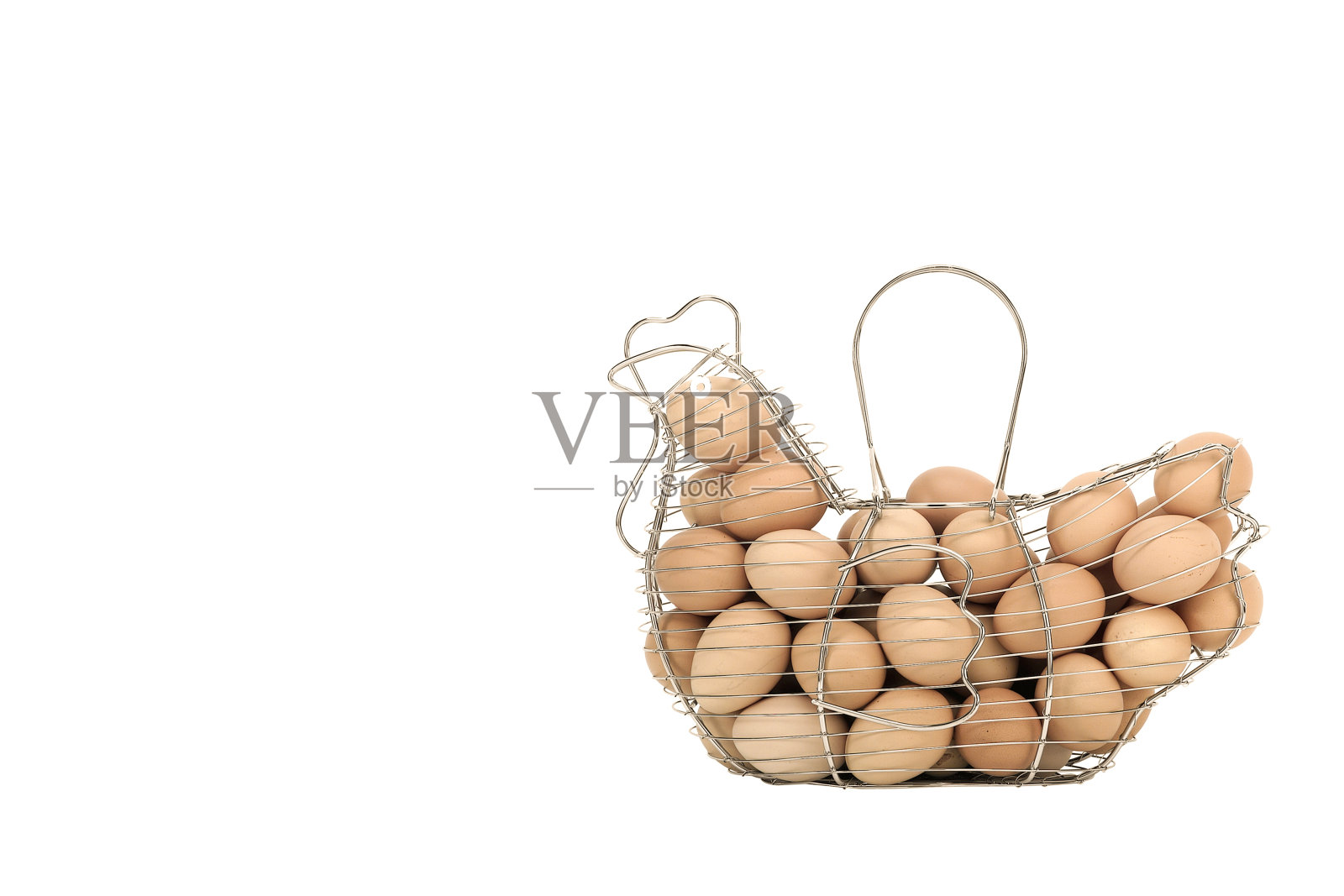 鸡蛋篮子，金属鸡蛋篮子的形状在一个白色的背景上，与文字的空间照片摄影图片
