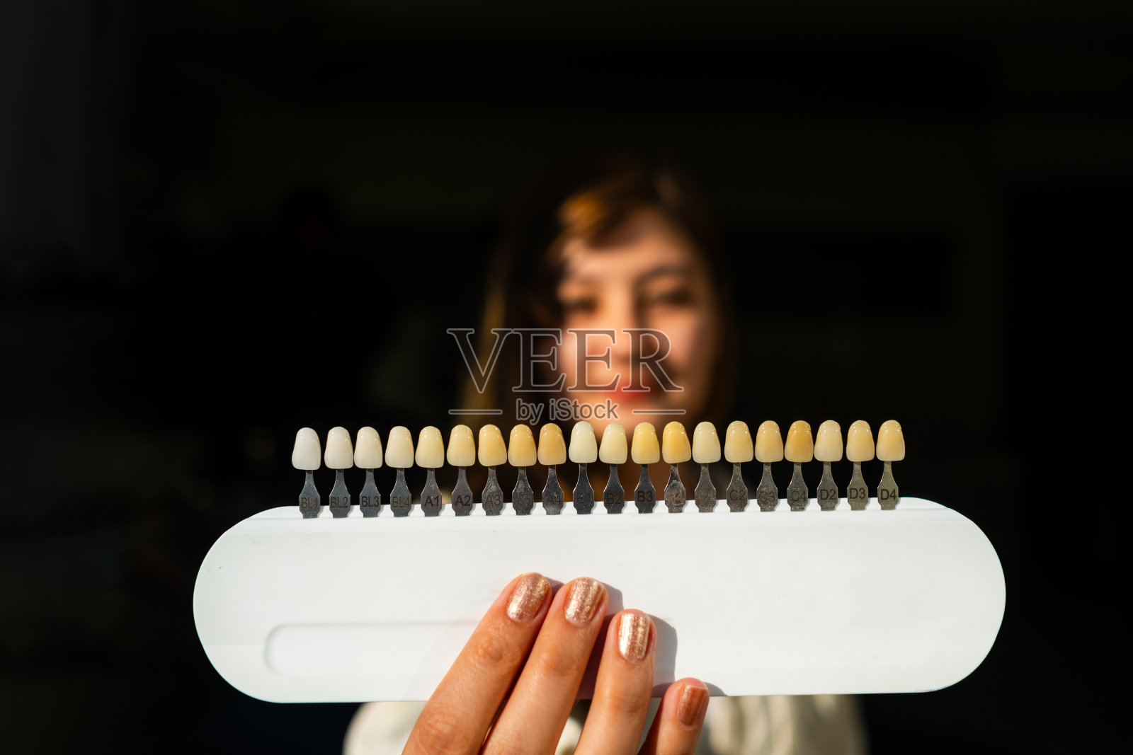 新的微笑设计，首先选择你的颜色!照片摄影图片