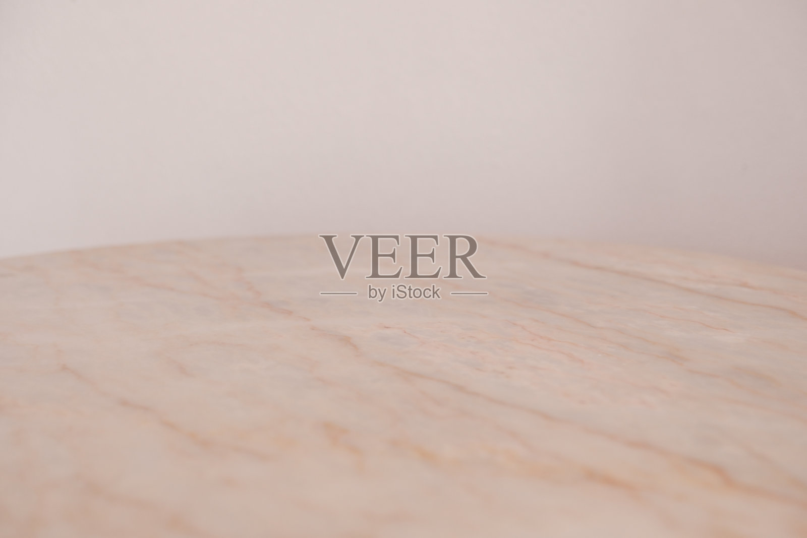 空的橙色大理石桌面与模糊的背景。有选择性的重点照片摄影图片