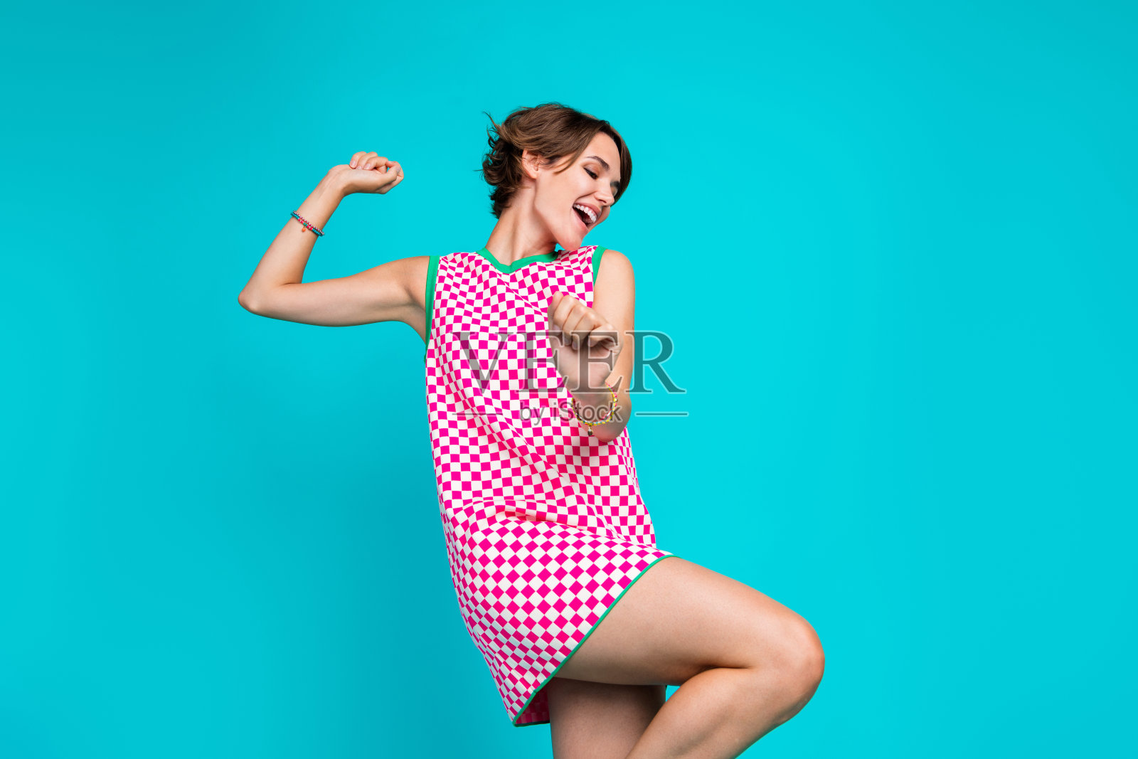 在夜总会庆祝生日的快乐女孩照片摄影图片