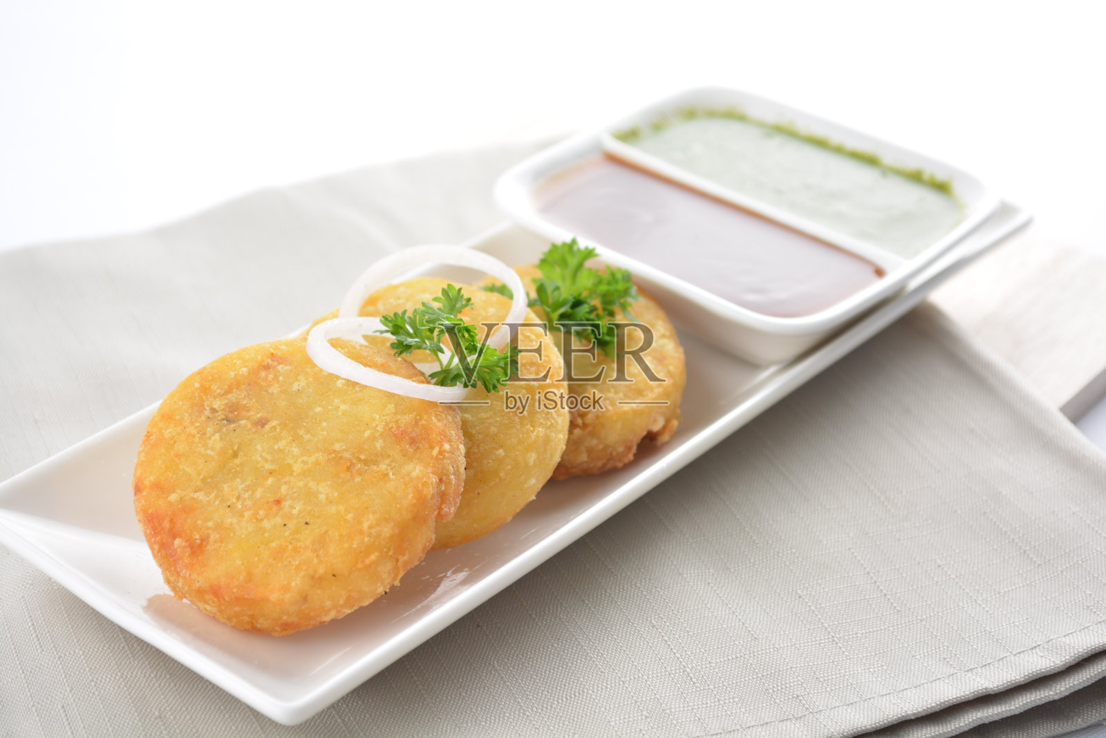 印度油炸圆土豆小吃土豆泥与绿色酸奶和红辣椒酱白底早餐亚洲厨师开胃菜清真面包店食品餐厅糕点菜单咖啡馆照片摄影图片