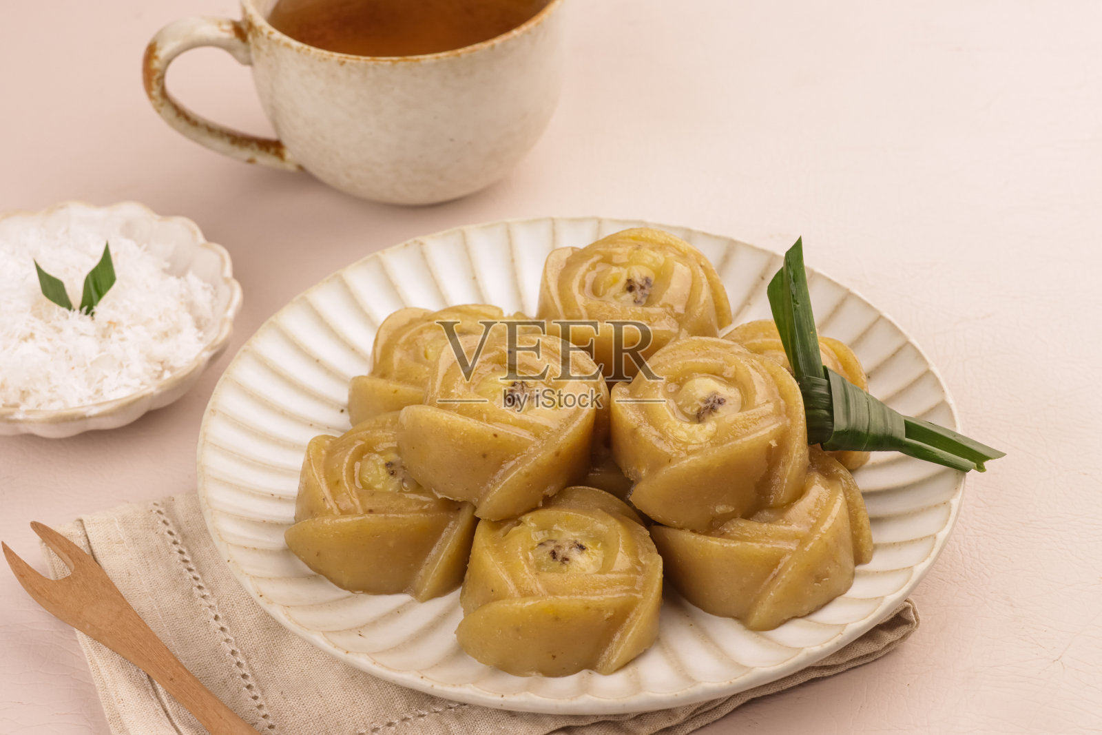 Kanom Kluay是泰国蒸香蕉蛋糕。照片摄影图片