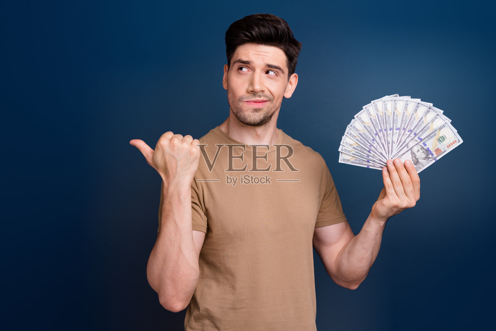 头脑不确定的照片不确定的型男拇指直接空白可疑的信用提供hmm孤立在深蓝色的背景照片摄影图片