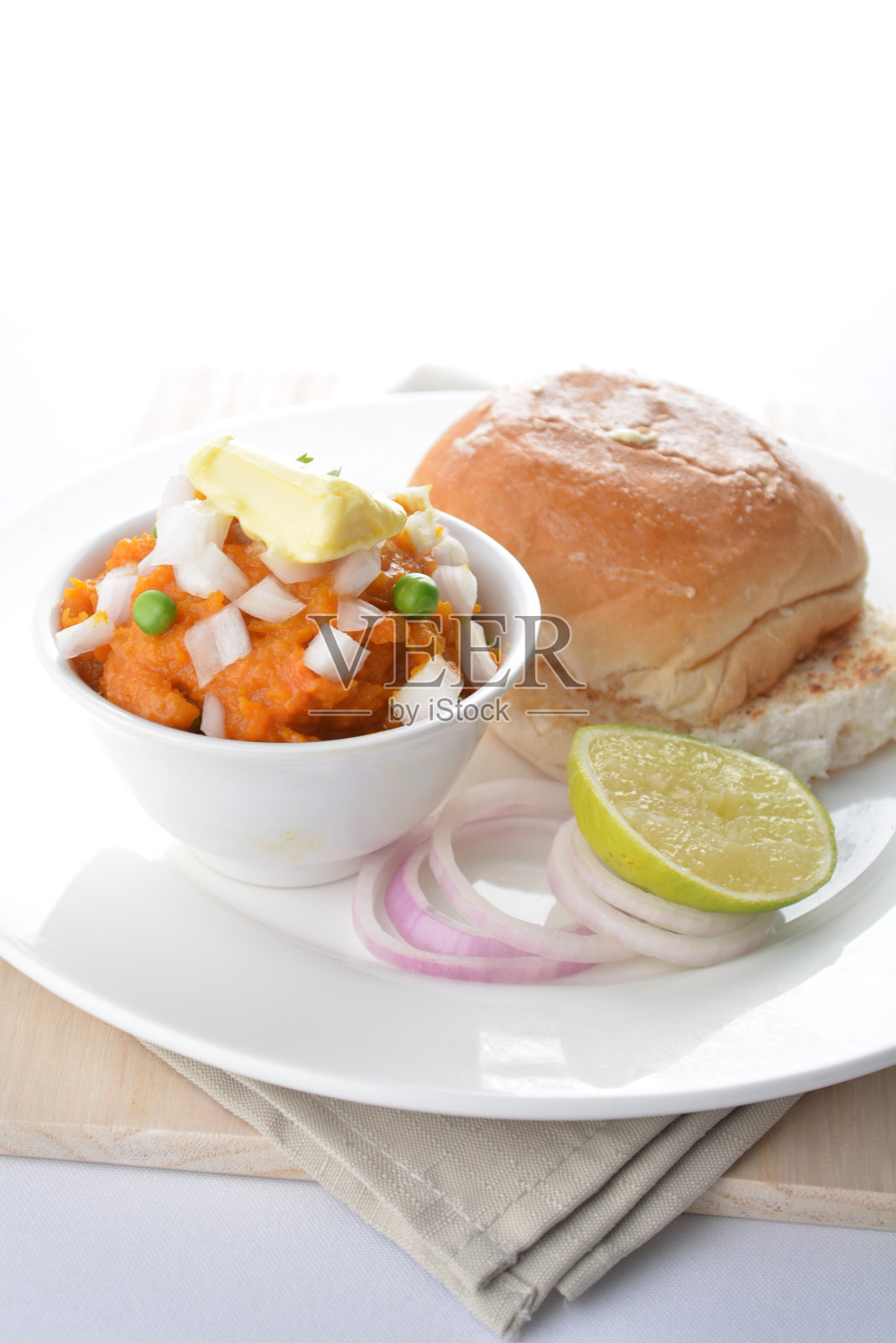 印度蔬菜咖喱与烤面包面包汉堡吐司洋葱酸橙白底早餐亚洲厨师开胃菜清真面包店食品餐厅糕点菜单咖啡馆照片摄影图片