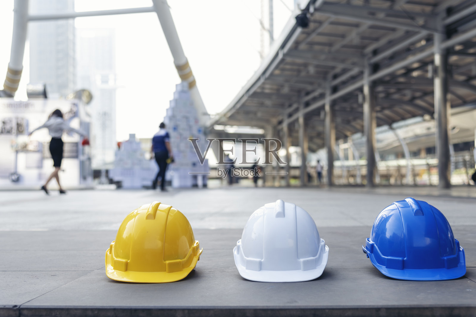 施工现场工人安全帽工具设备用于工程防护头标准。多顶安全帽与复制空间排在一起。工程建设理念照片摄影图片