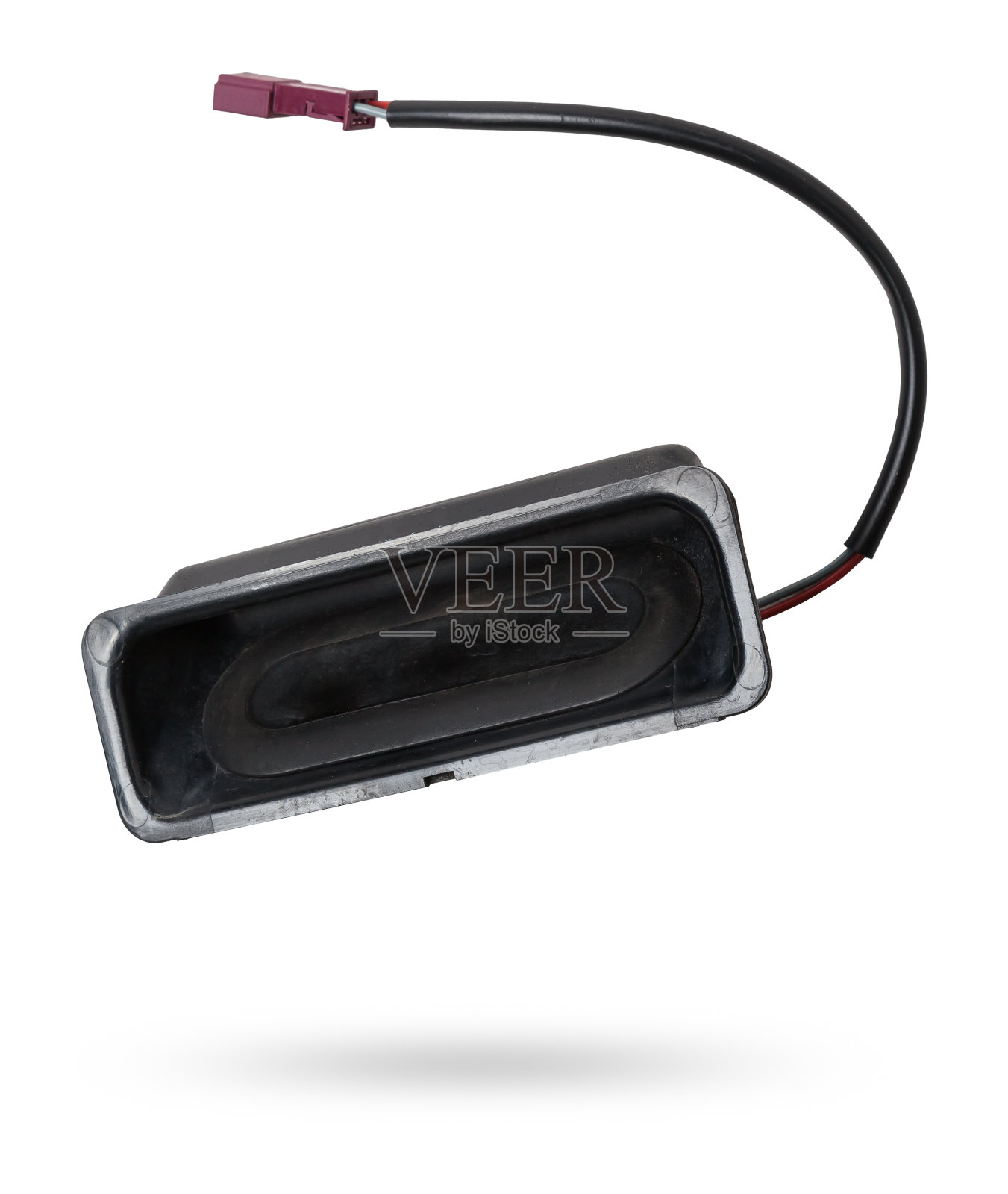 一个由黑色塑料和金属制成的汽车零件的细节——单独打开后备箱的把手，孤立在白色背景上。汽车修理厂，设备出售。照片摄影图片