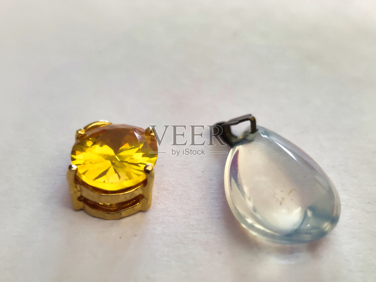 宝石石和一块月光石隔离在白色背景上照片摄影图片