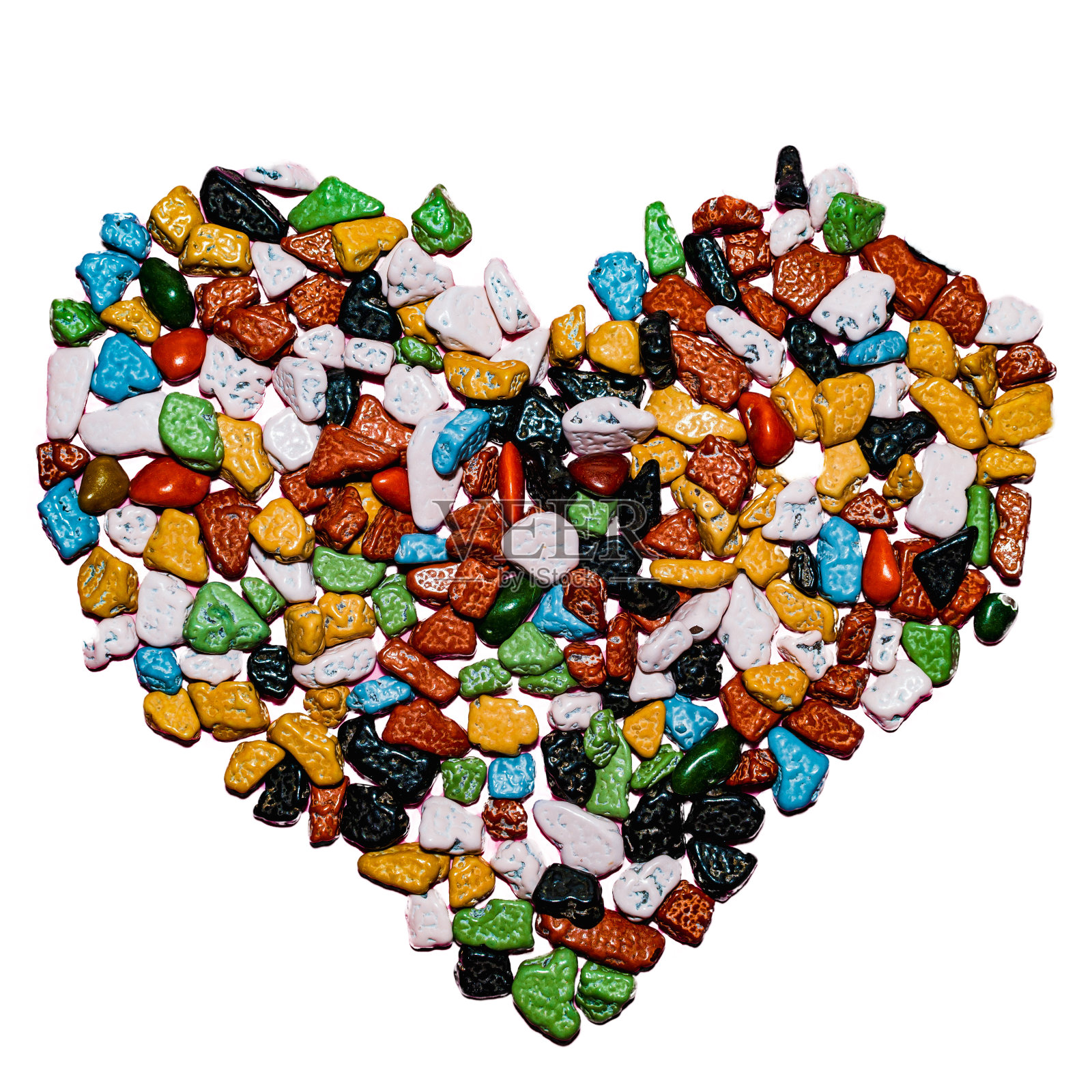 五颜六色的石头，心形的鹅卵石。孤立的白色背景。在室内拍摄。照片摄影图片